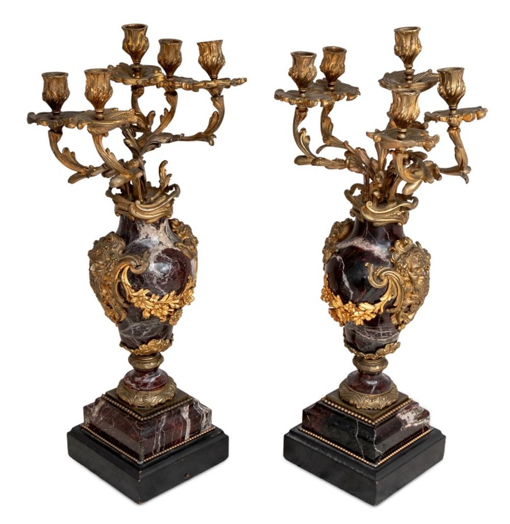 Paire de candélabres à cinq branches de style Louis XV en marbre rouge veiné, fin du 19e siècle, chacun en forme de vase avec une tête de masque de Bacchus et des montures de guirlandes florales, sur des socles en bois. 24.75
