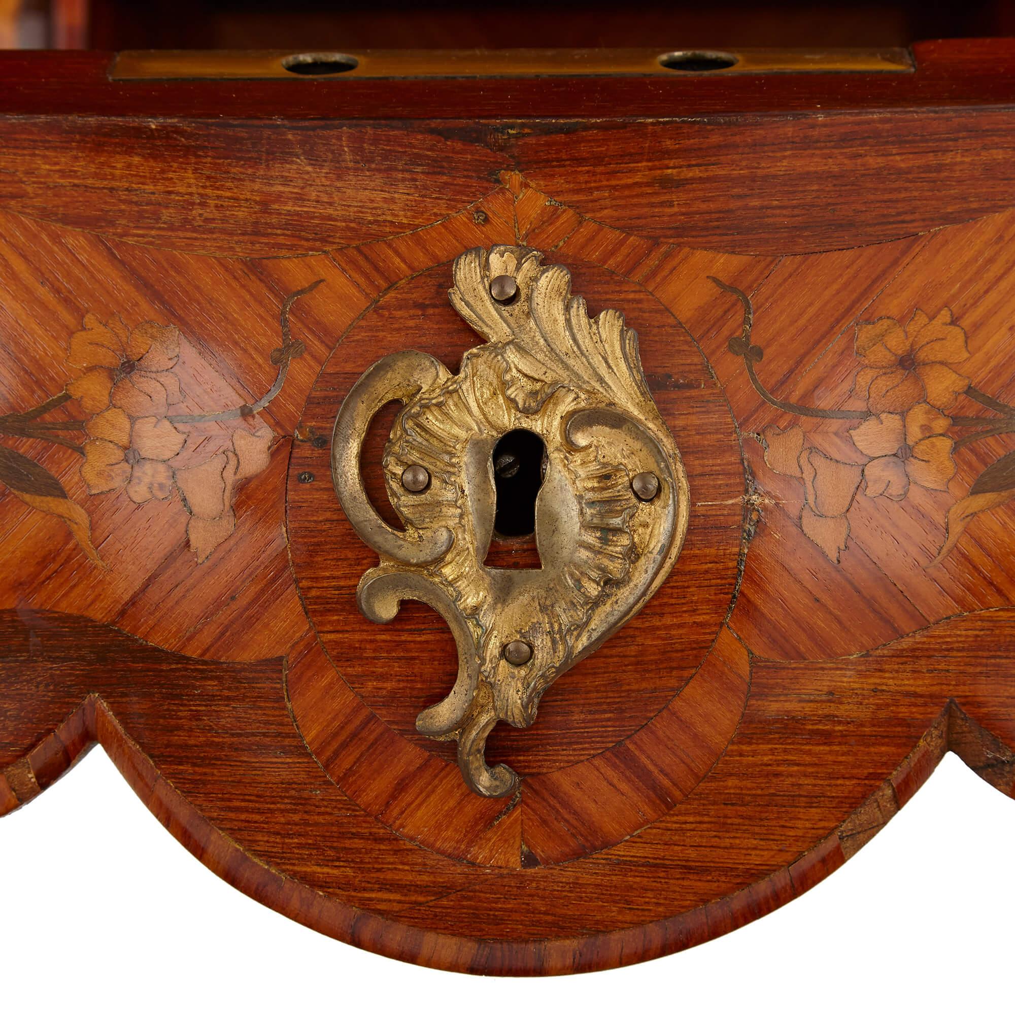 Secretaire de escritura francés de bronce dorado y marquetería Marquetería en venta