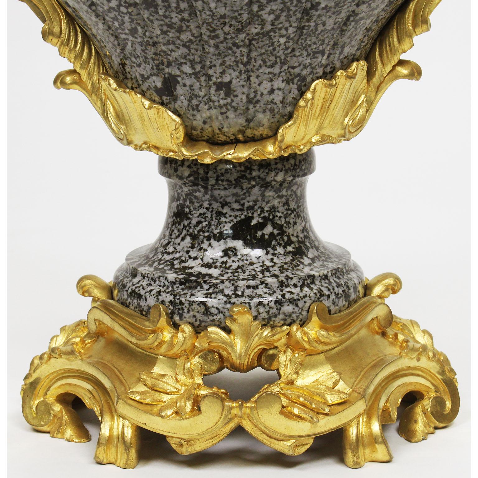 Ormolu-Montierter Kandelaber aus gesprenkeltem Granit und Marmor im Louis XV-Stil, Attr. F. Linke im Angebot 3
