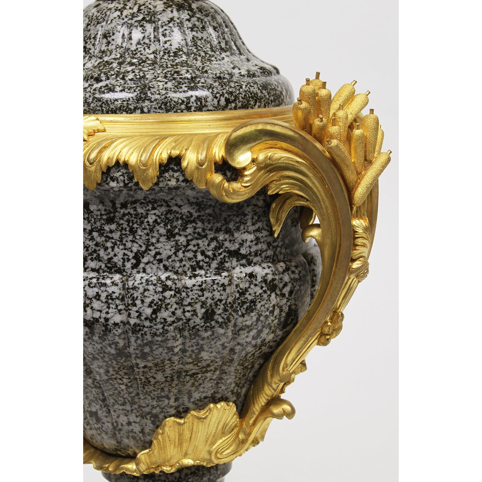Ormolu-Montierter Kandelaber aus gesprenkeltem Granit und Marmor im Louis XV-Stil, Attr. F. Linke (Vergoldet) im Angebot