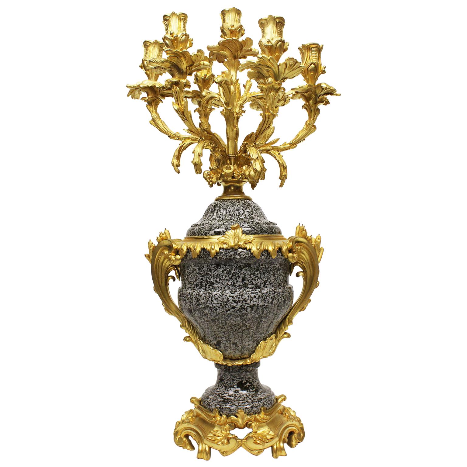 Candélabre de style Louis XV monté en bronze doré et en marbre de granit tacheté, attribué F. A Link