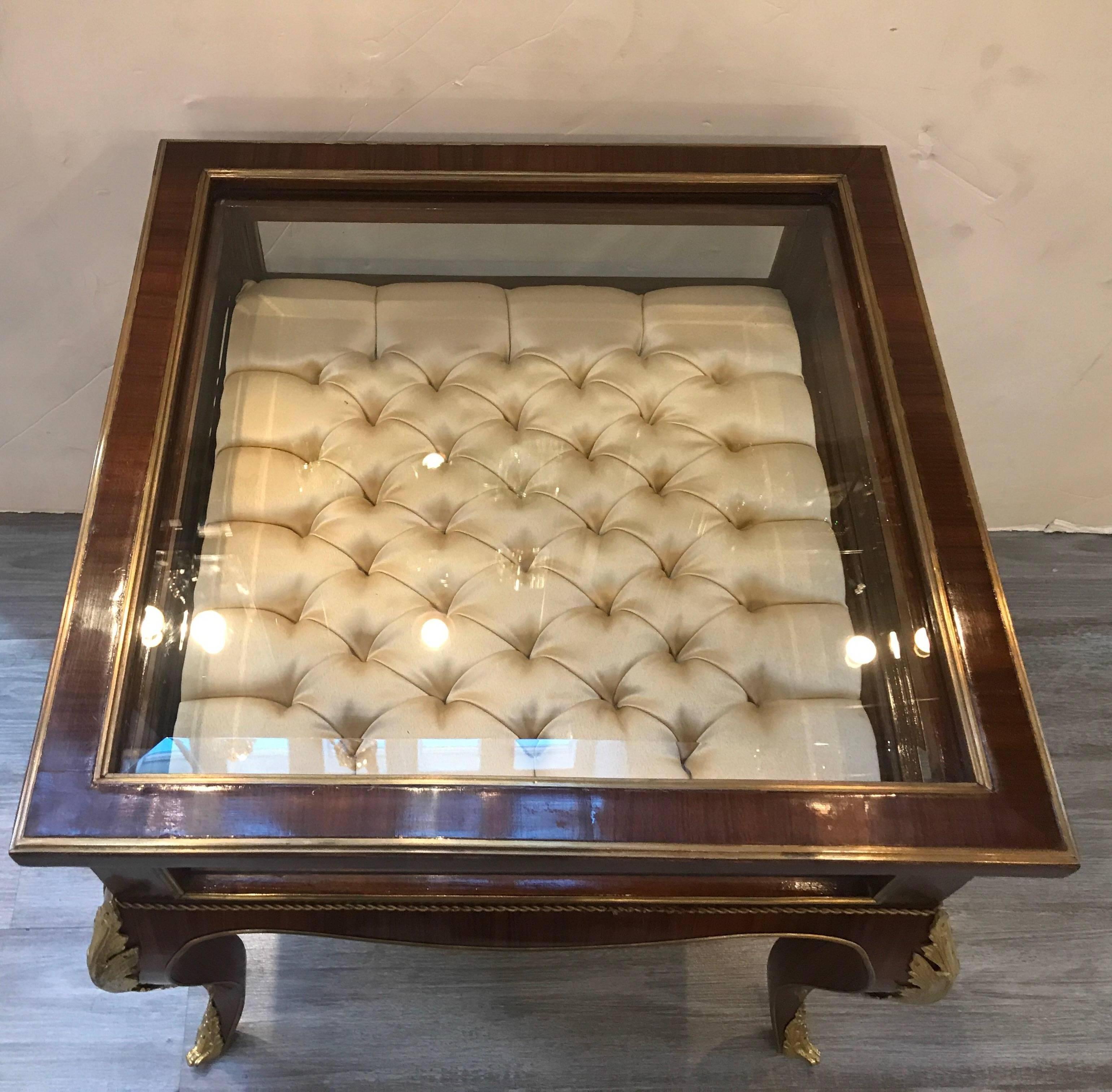 Louis XV Style Ormolu-Mounted Bijouterie Vitrine Table In Excellent Condition For Sale In Lambertville, NJ