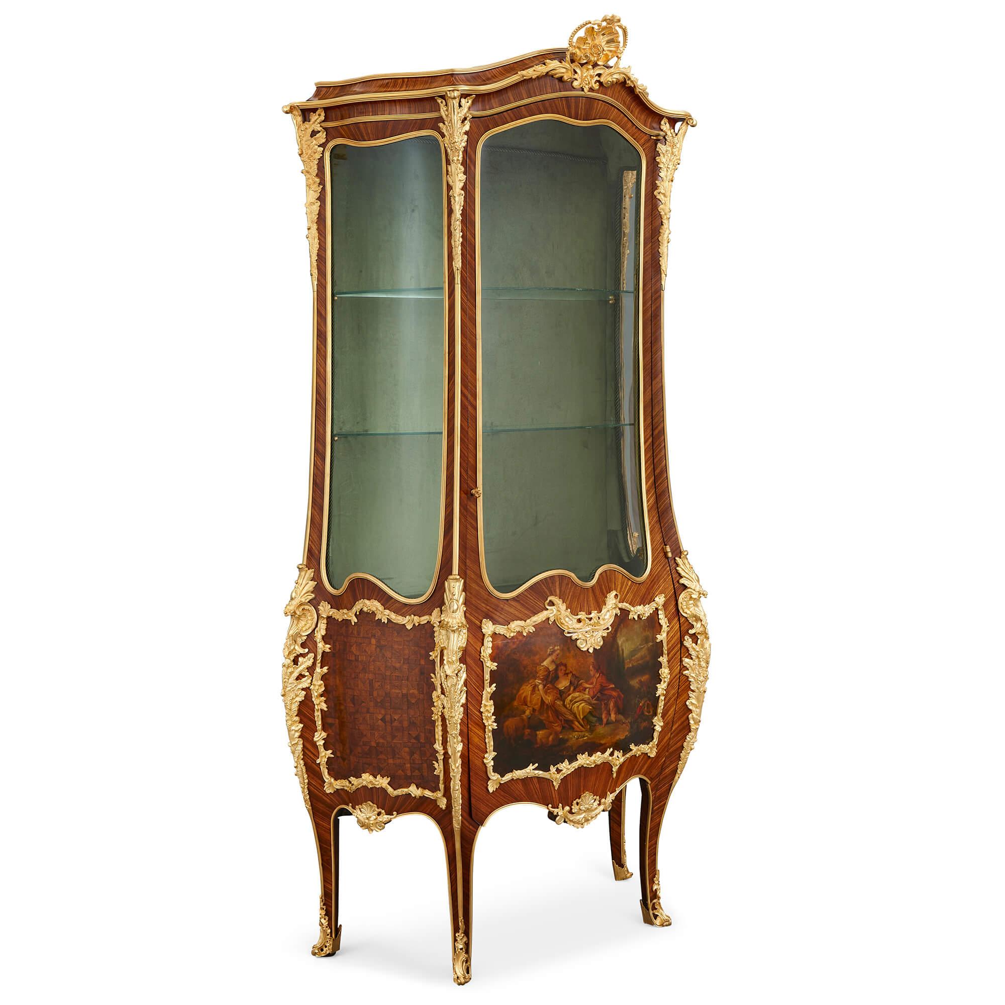 Vitrine de style Louis XV en Vernis Martin et parquet, montée en bronze doré
Français, C.I.C.
Hauteur 197cm, largeur 102cm, profondeur 49cm

Cette œuvre remarquable est une vitrine de style Louis XV, en Vernis Martin, parquet et bronze doré,
