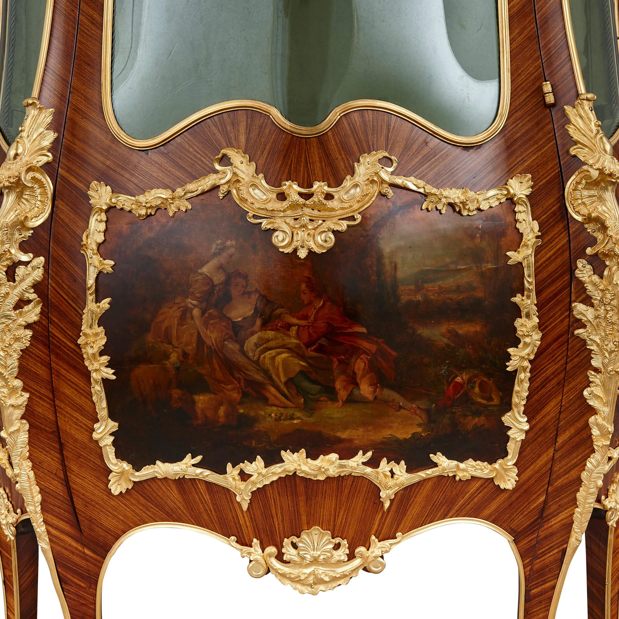 Parqueterie Vitrine de style Louis XV montée en bronze doré Vernis Martin et parqueterie en vente