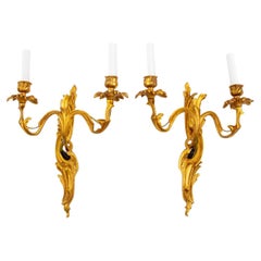 Appliques à deux lumières en bronze doré de style Louis XV