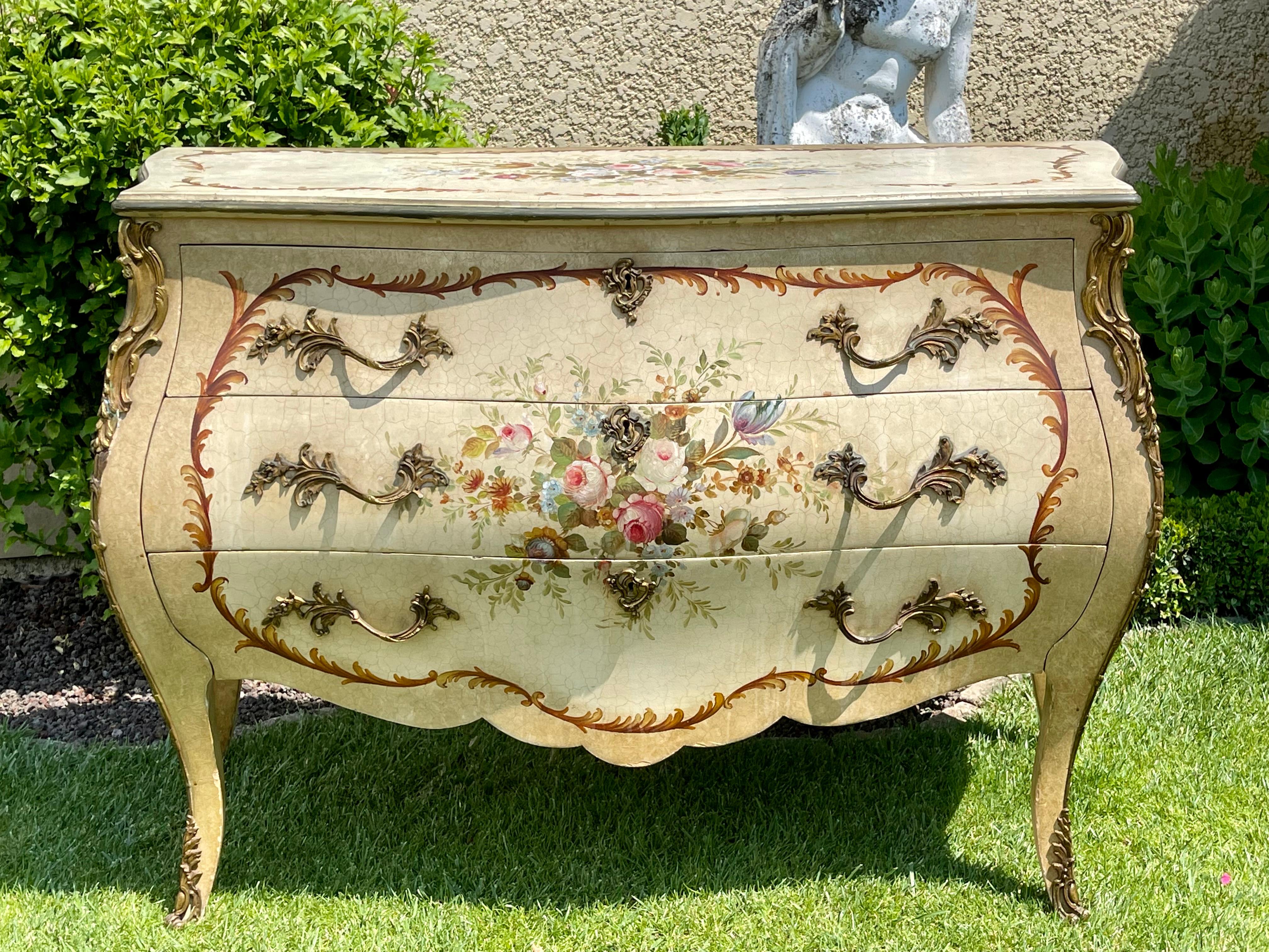 Louis XV style painted chest of drawers adorned with bronze with floral decorations. It has three drawers, is in good condition and complete.
