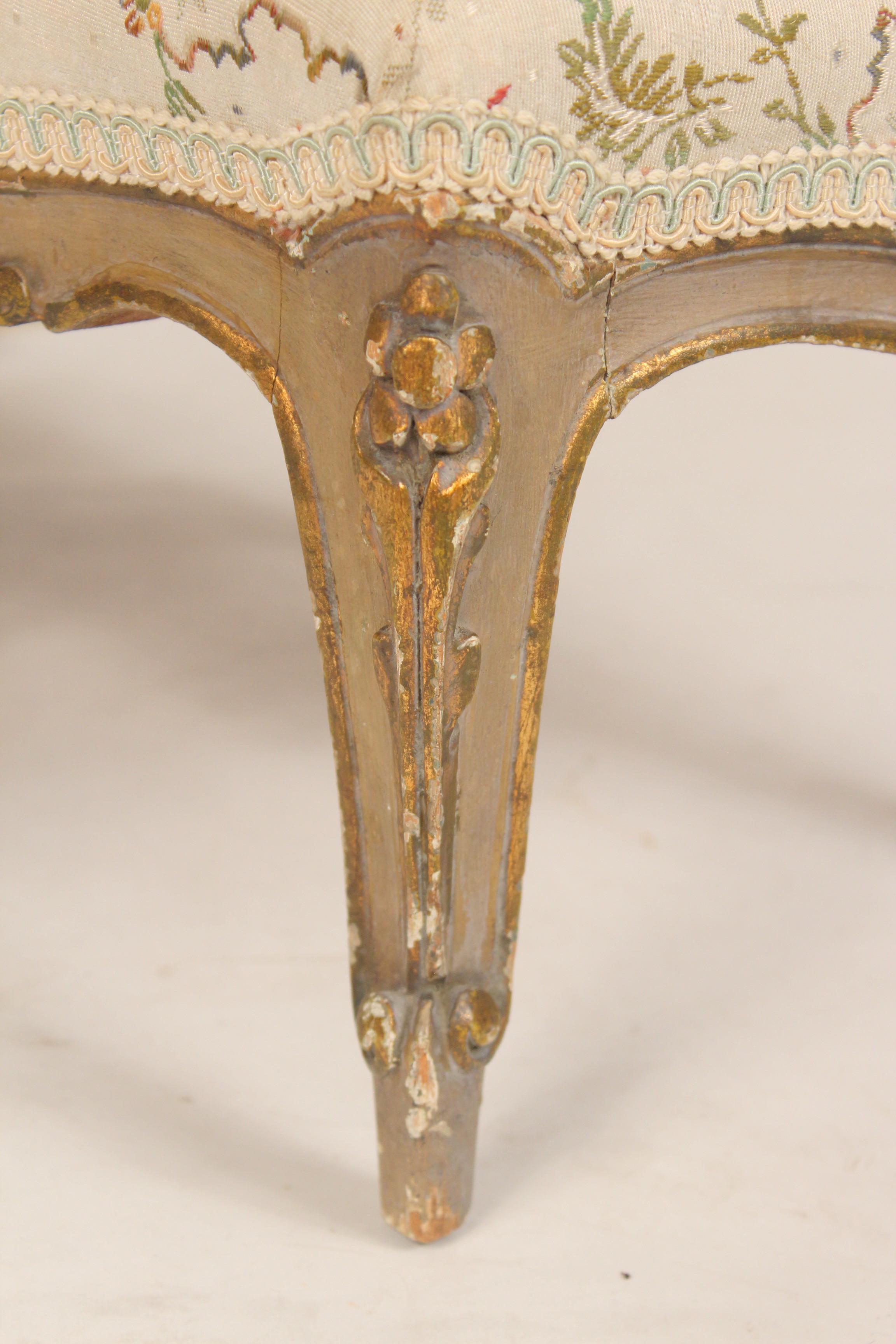 Bemalter und vergoldeter Fußhocker im Louis-XV-Stil (Frühes 20. Jahrhundert) im Angebot