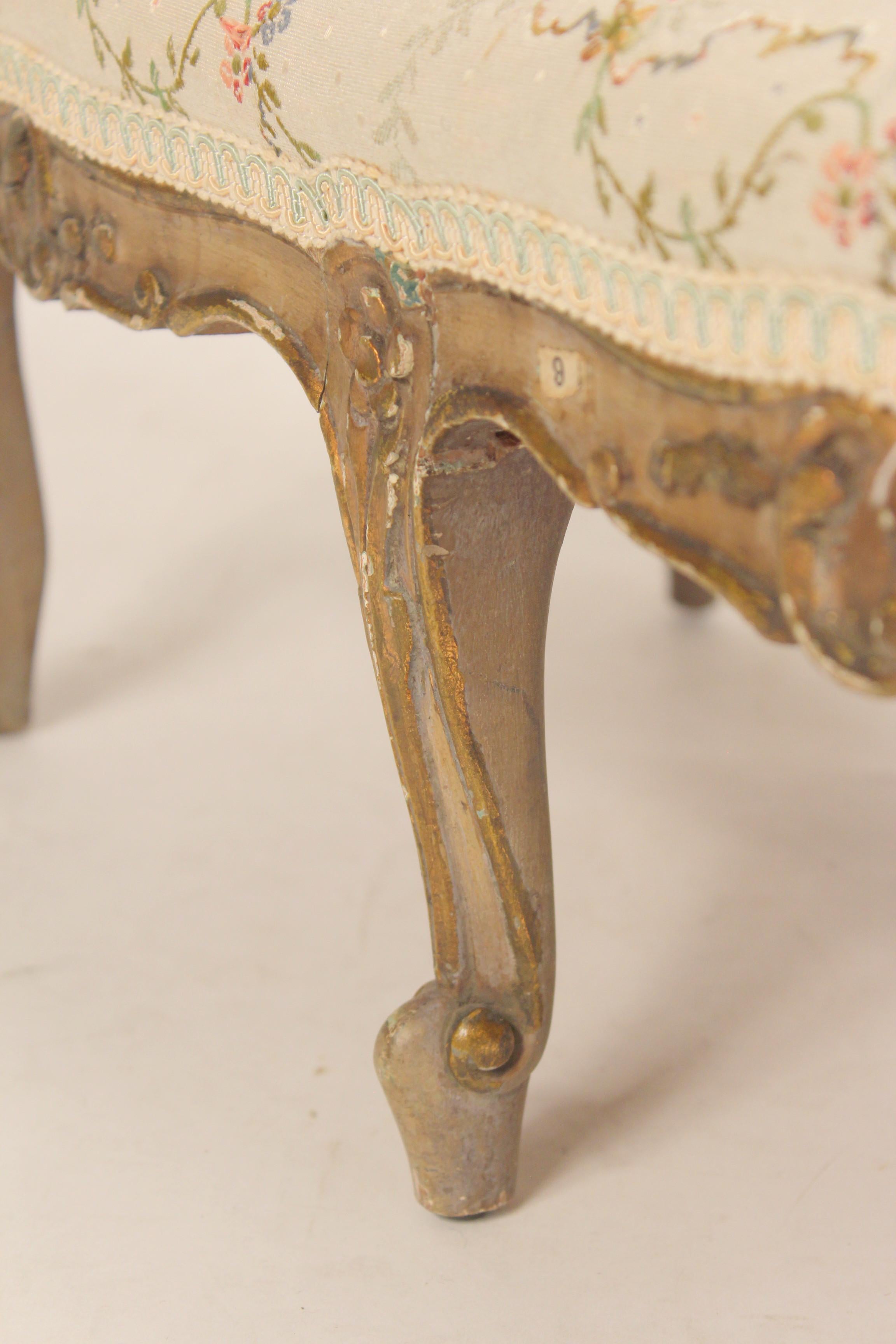 Bemalter und vergoldeter Fußhocker im Louis-XV-Stil (Polster) im Angebot