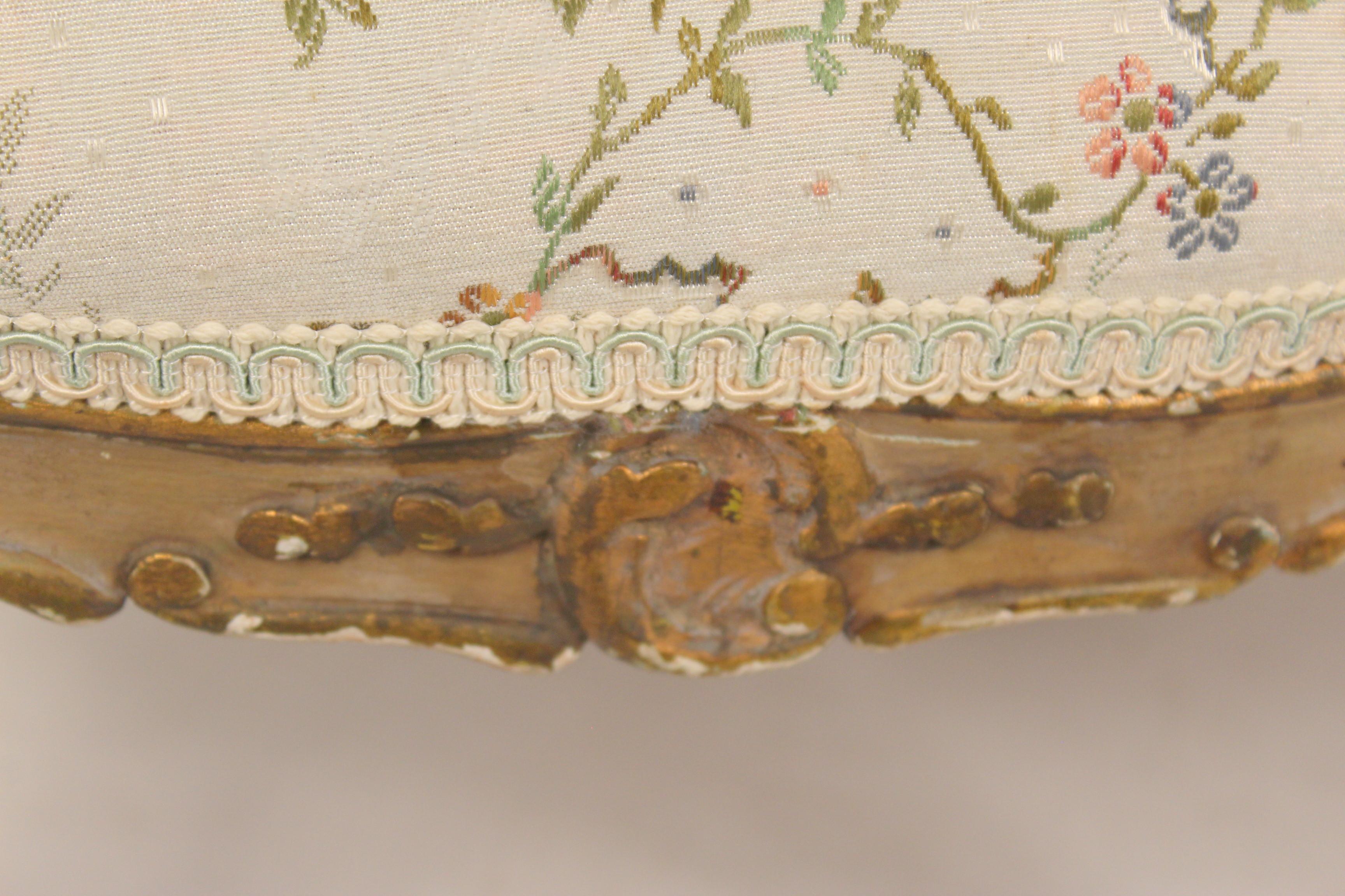 Bemalter und vergoldeter Fußhocker im Louis-XV-Stil im Angebot 1
