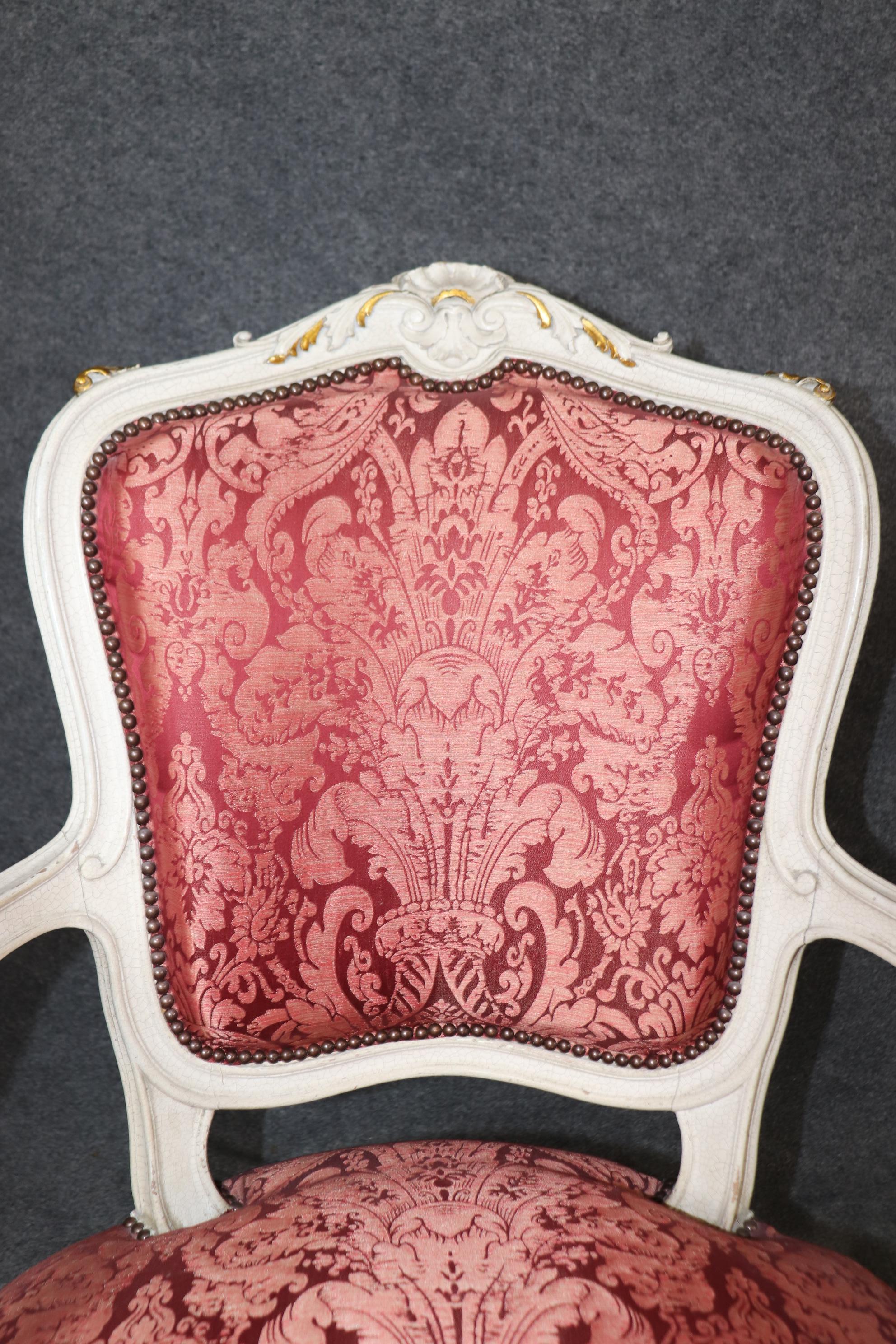Paire de fauteuils peints de style Louis XV avec tapisserie en soie rouge en vente 4