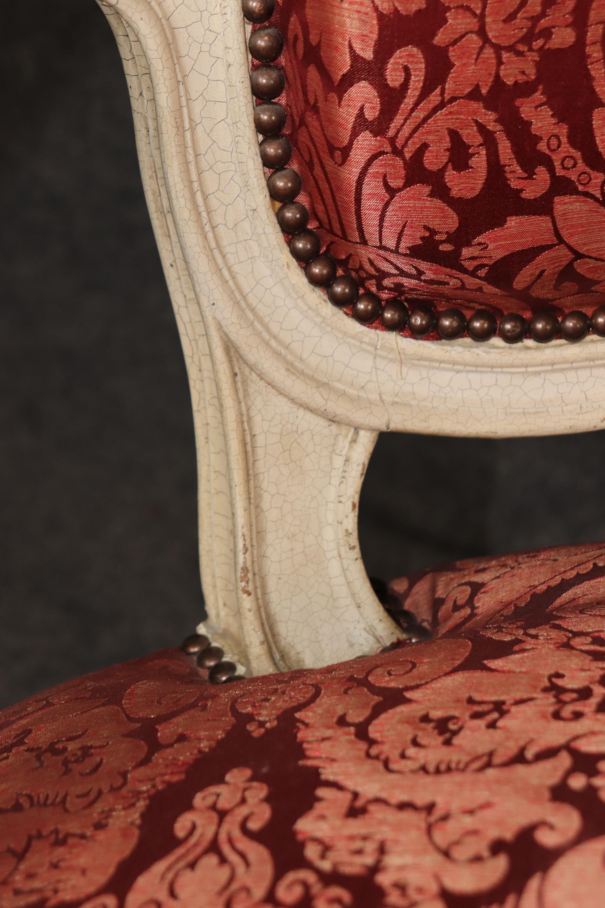 Paire de fauteuils peints de style Louis XV avec tapisserie en soie rouge en vente 5