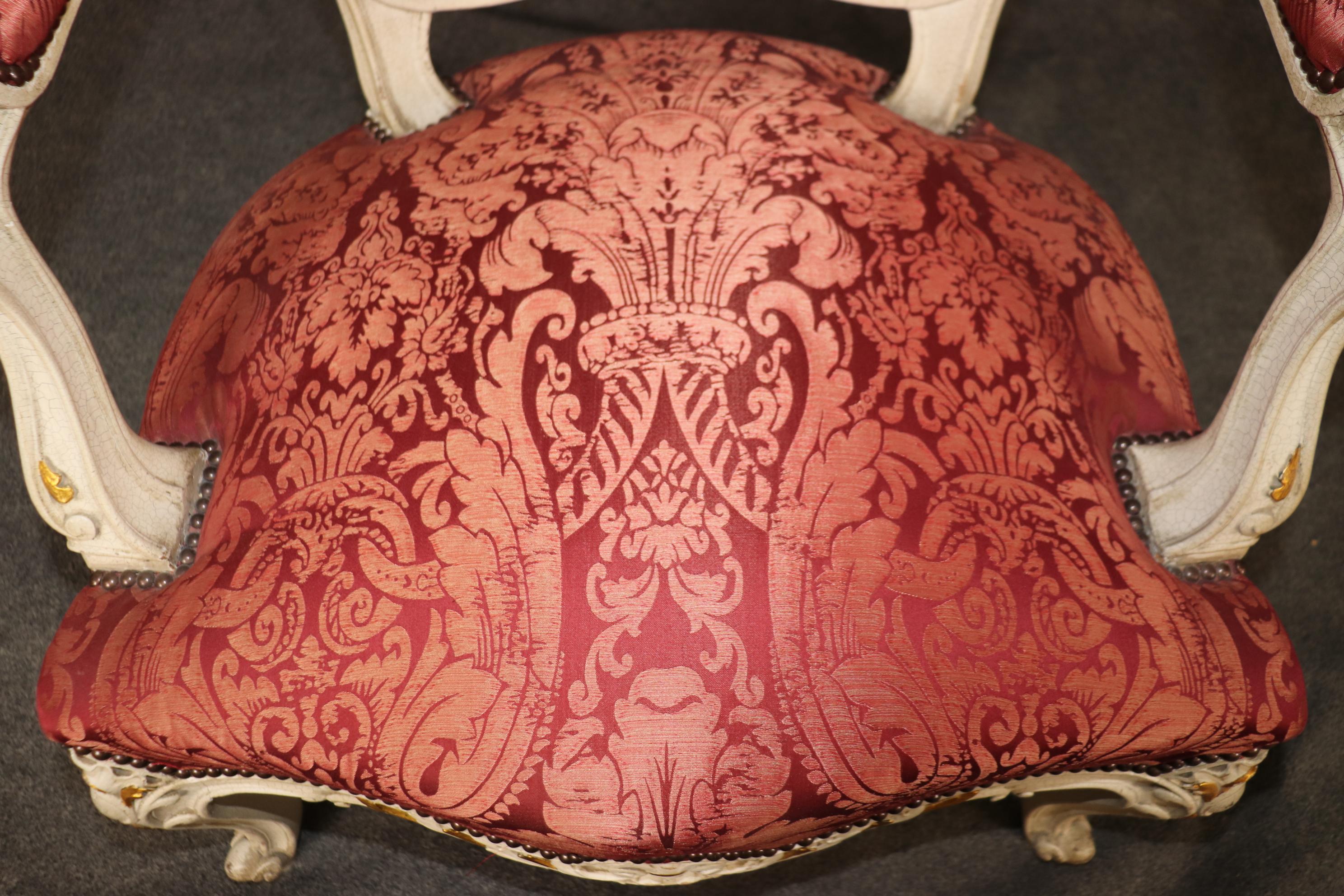 Paire de fauteuils peints de style Louis XV avec tapisserie en soie rouge en vente 6