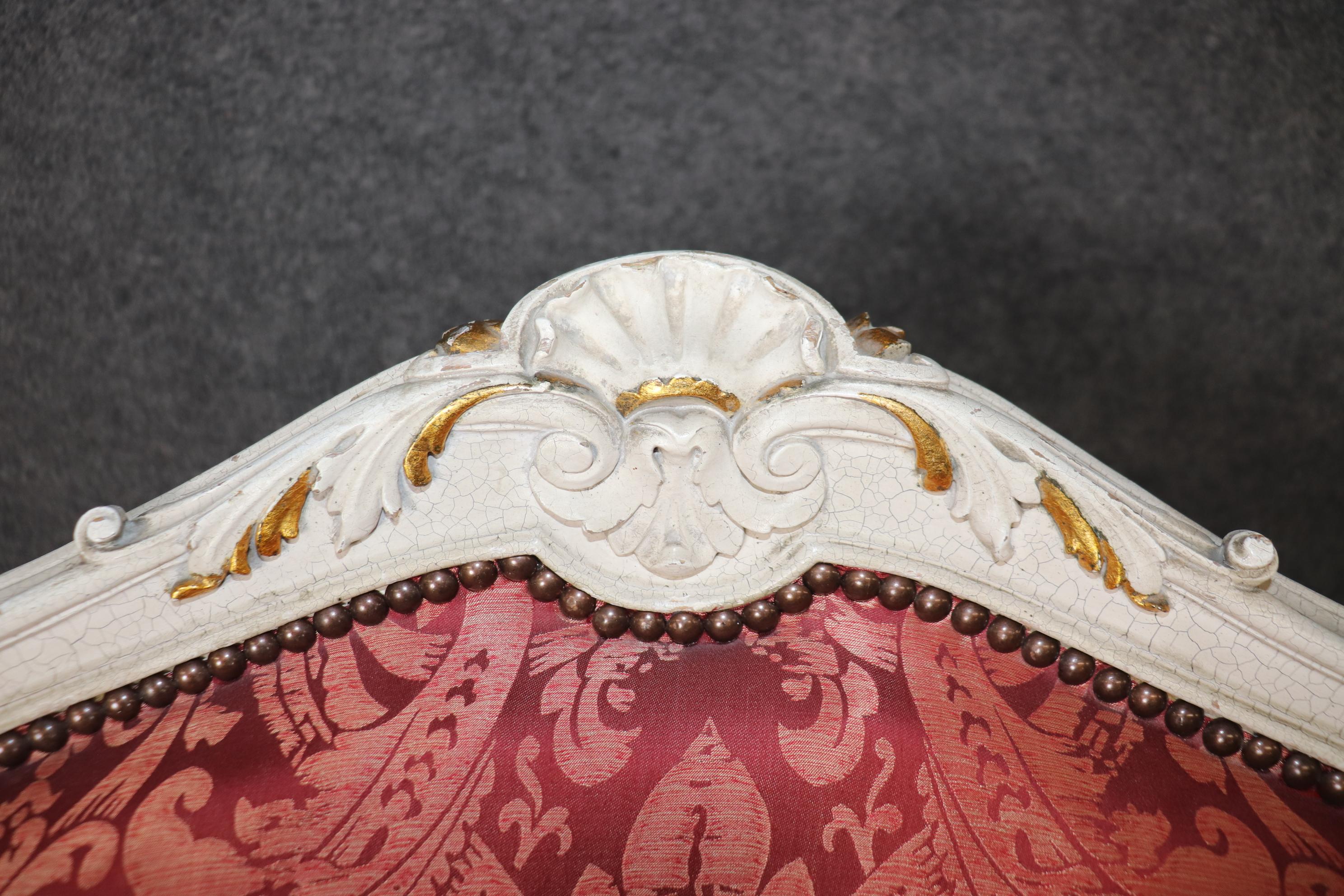 Paire de fauteuils peints de style Louis XV avec tapisserie en soie rouge en vente 7