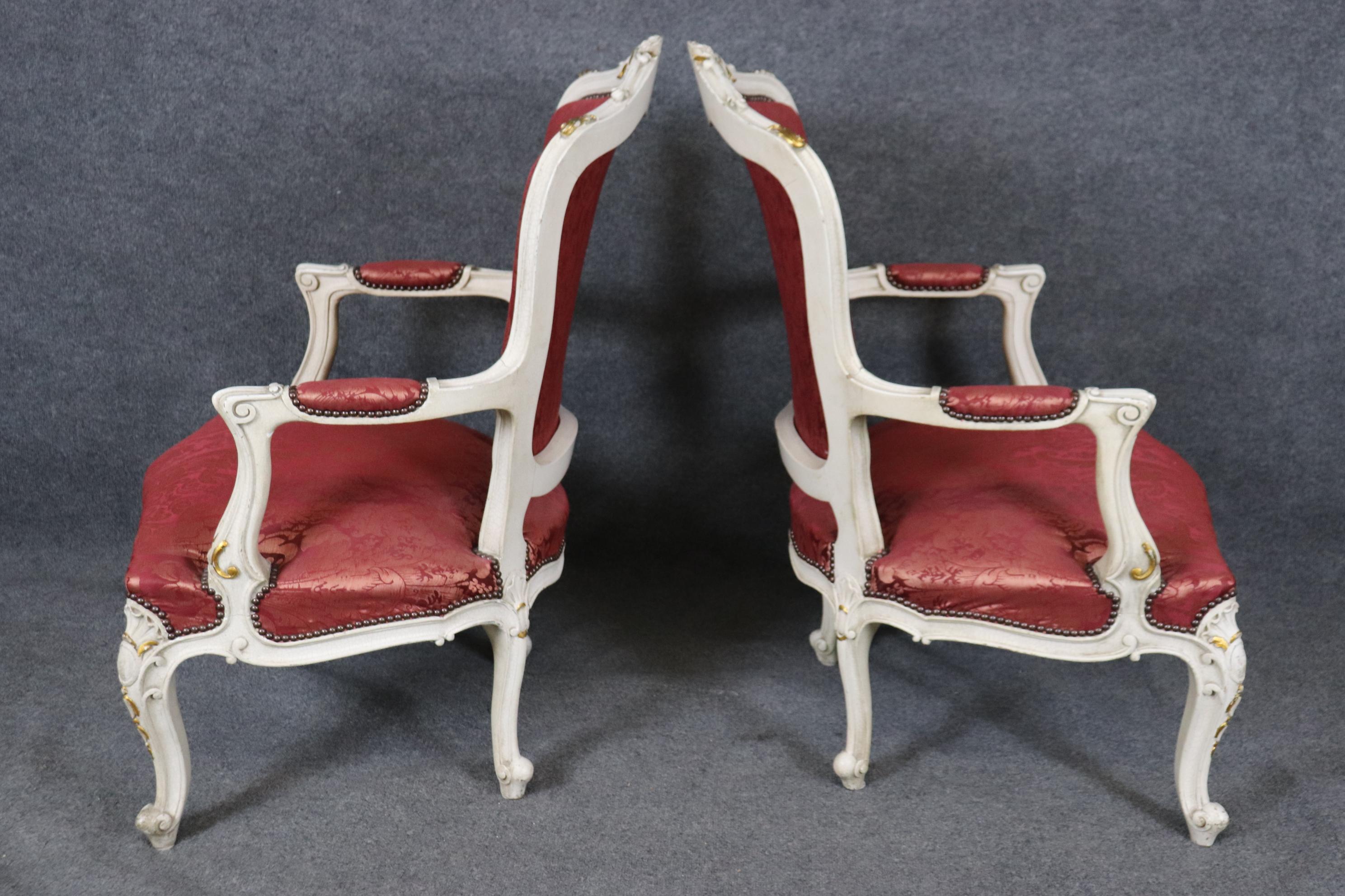 Français Paire de fauteuils peints de style Louis XV avec tapisserie en soie rouge en vente