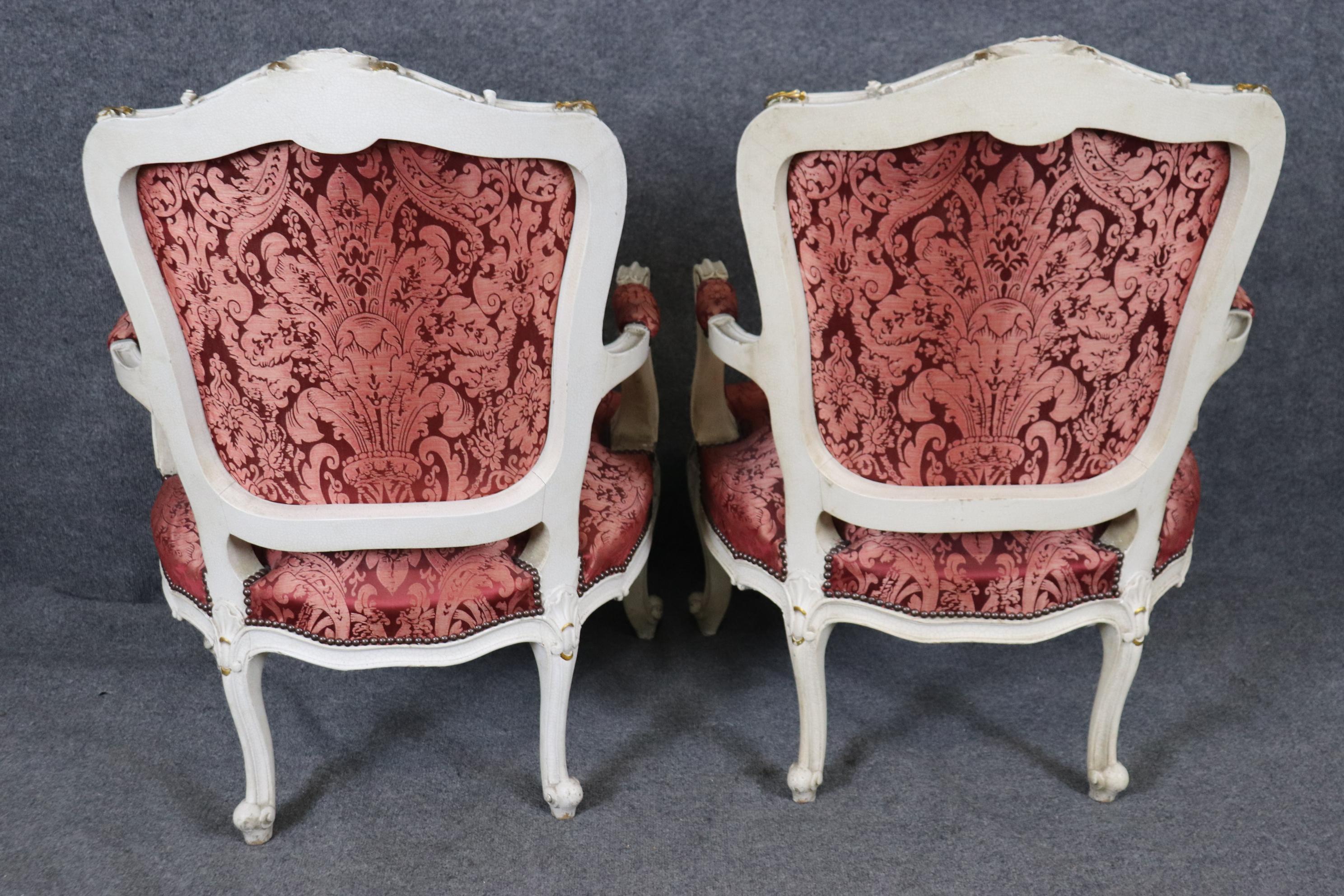 Paire de fauteuils peints de style Louis XV avec tapisserie en soie rouge Bon état - En vente à Swedesboro, NJ