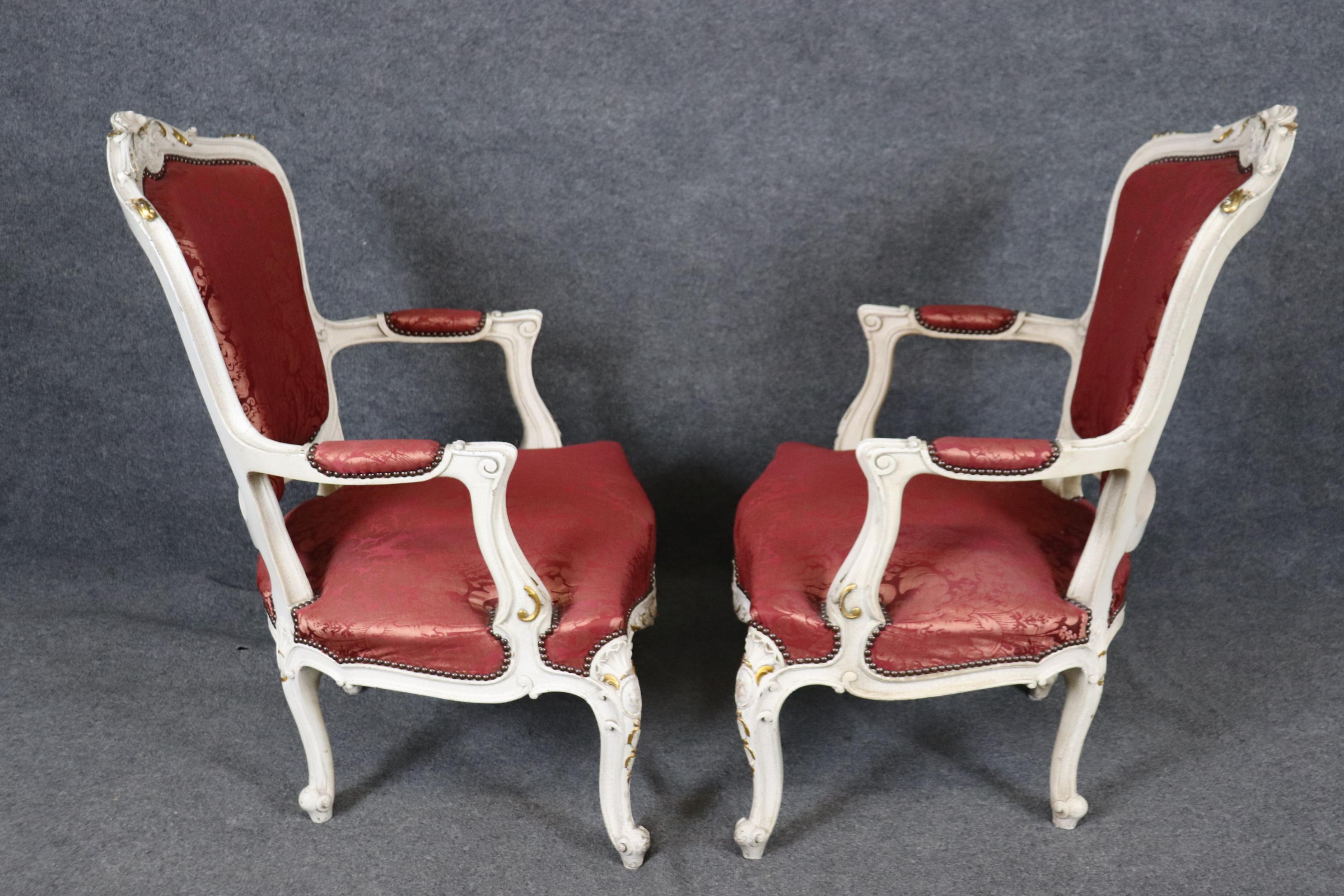 Milieu du XXe siècle Paire de fauteuils peints de style Louis XV avec tapisserie en soie rouge en vente