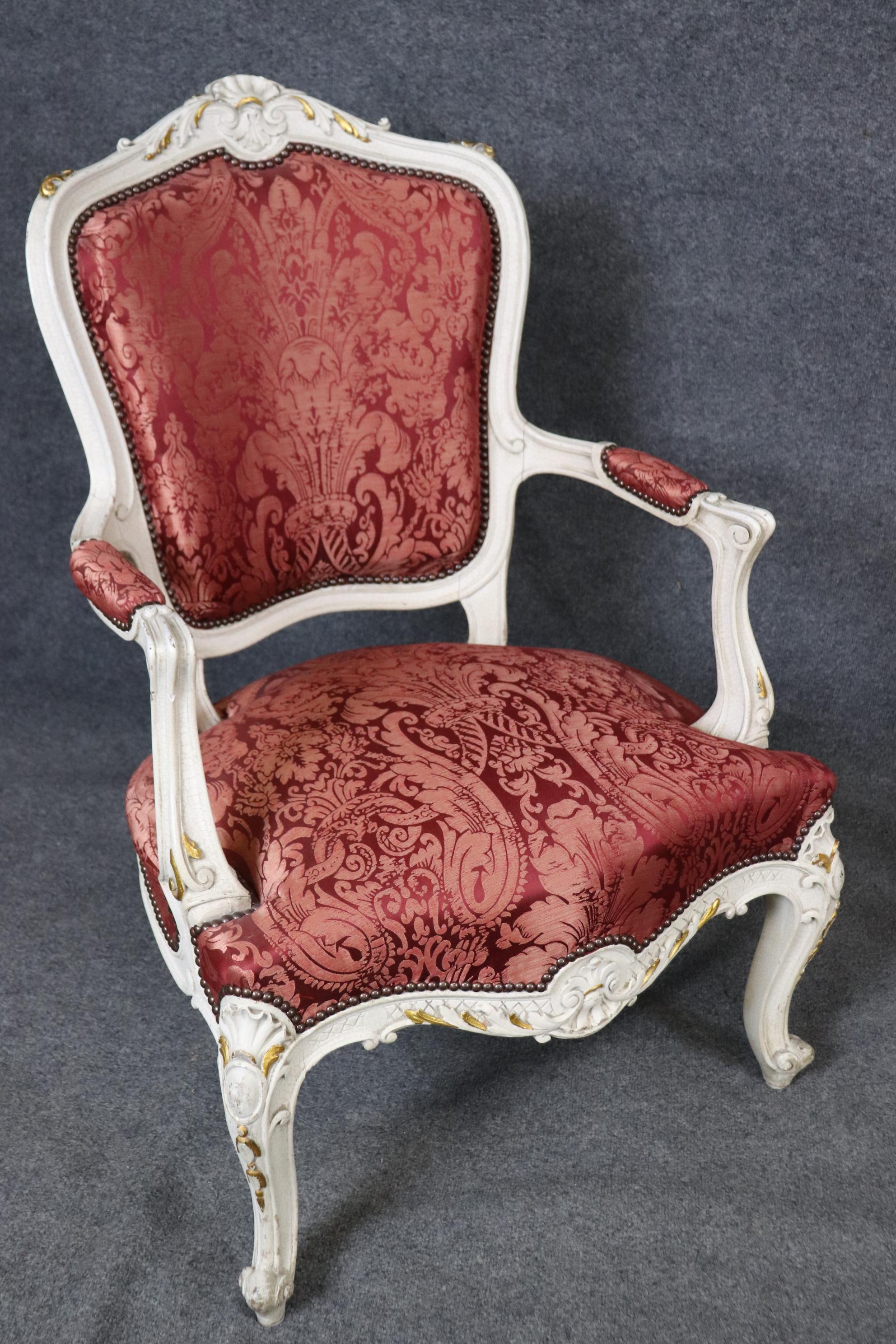 Noyer Paire de fauteuils peints de style Louis XV avec tapisserie en soie rouge en vente