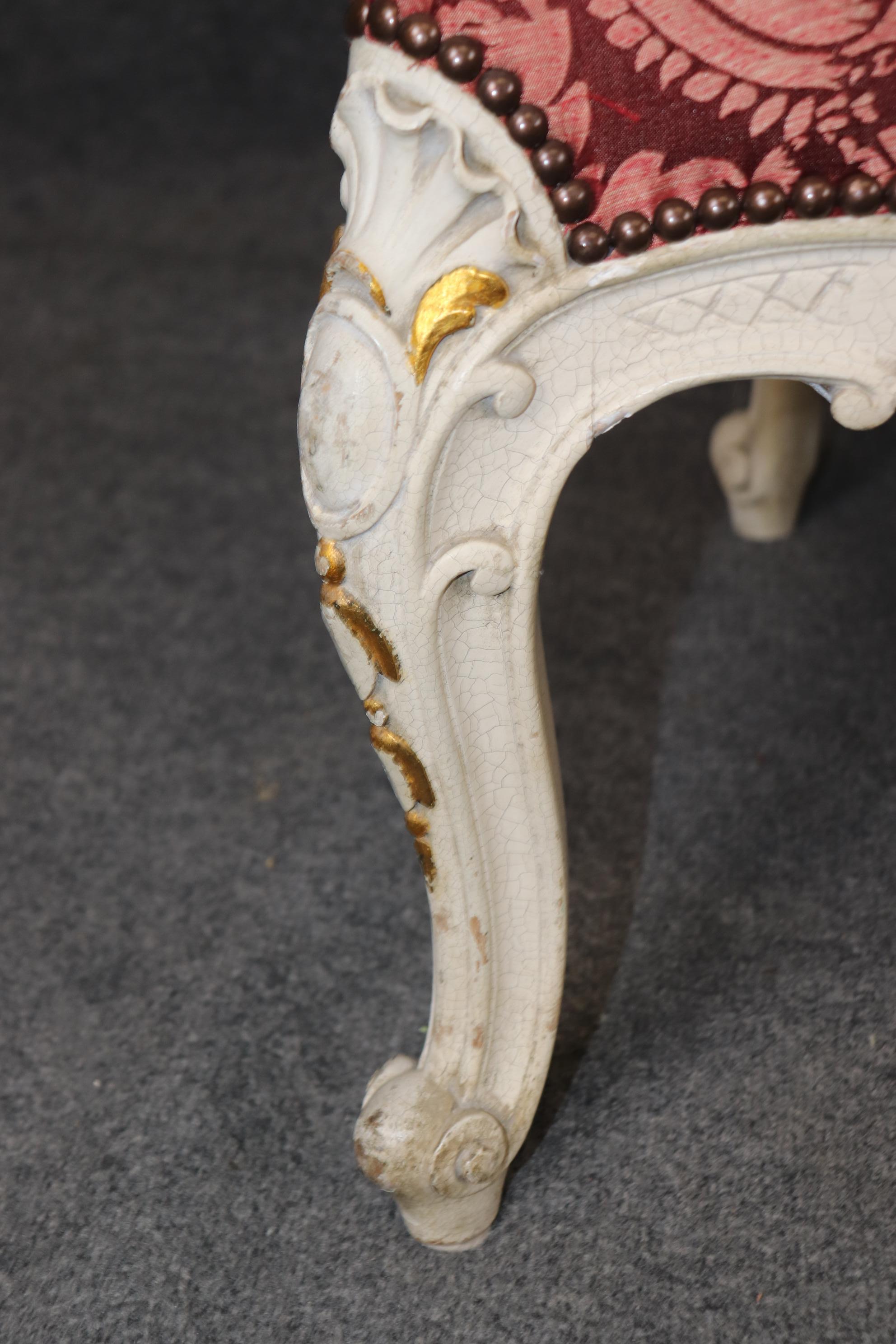 Paire de fauteuils peints de style Louis XV avec tapisserie en soie rouge en vente 1