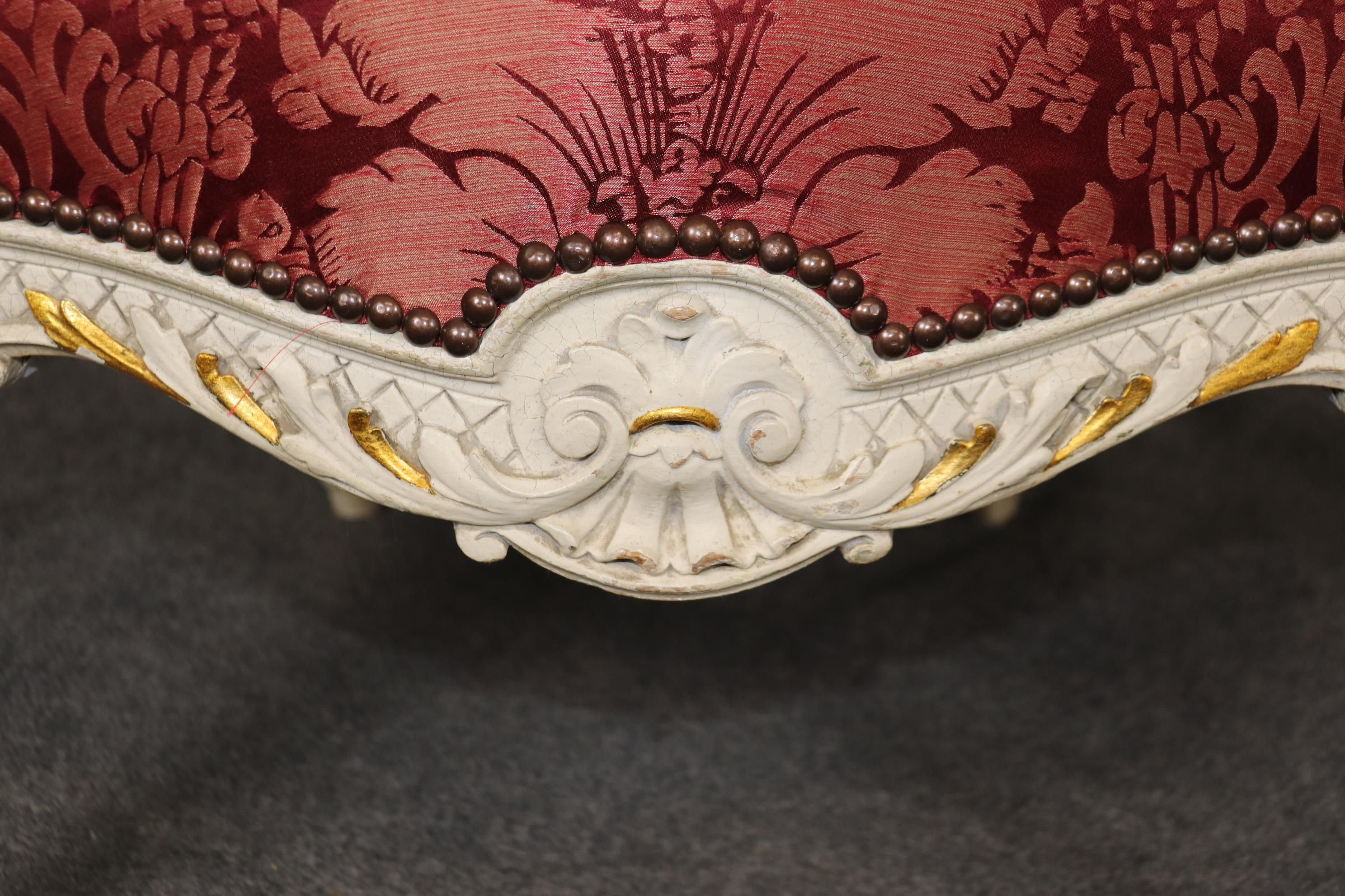 Paire de fauteuils peints de style Louis XV avec tapisserie en soie rouge en vente 2
