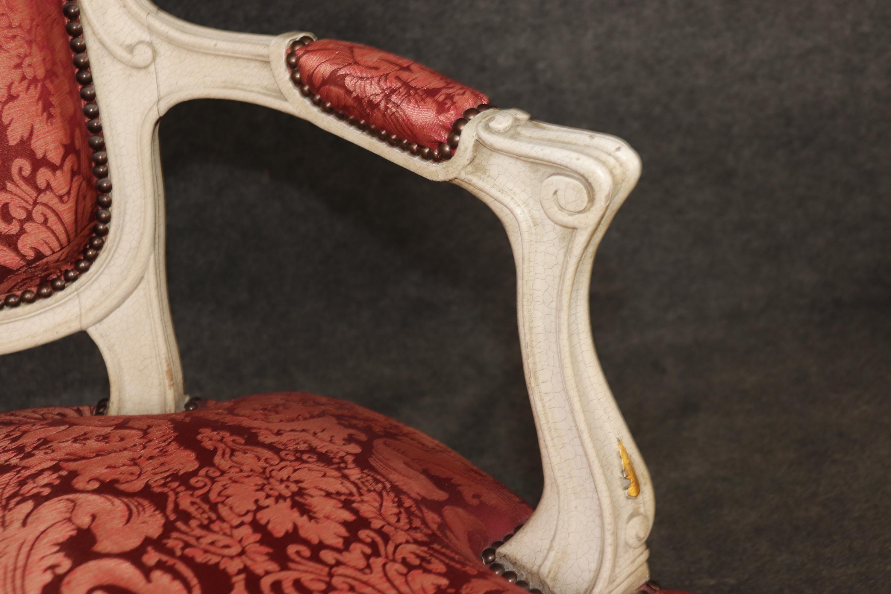 Paire de fauteuils peints de style Louis XV avec tapisserie en soie rouge en vente 3