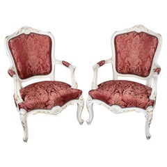 Paire de fauteuils peints de style Louis XV avec tapisserie en soie rouge