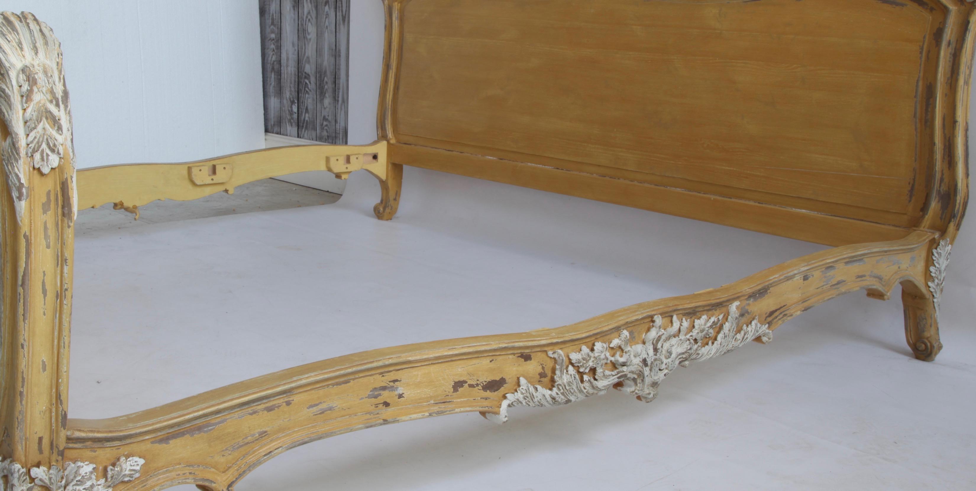 Gemaltes Bett im Stil Louis XV im Angebot 2