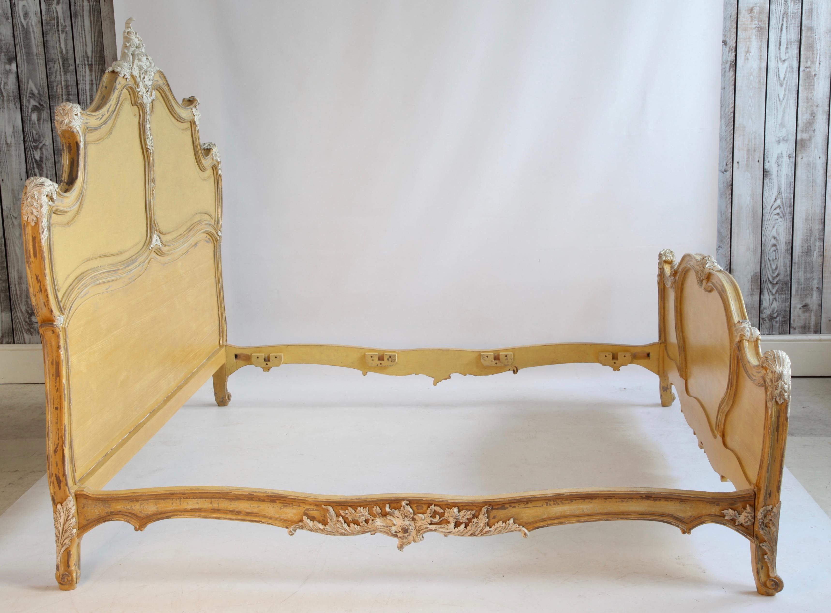 Gemaltes Bett im Stil Louis XV im Angebot 4