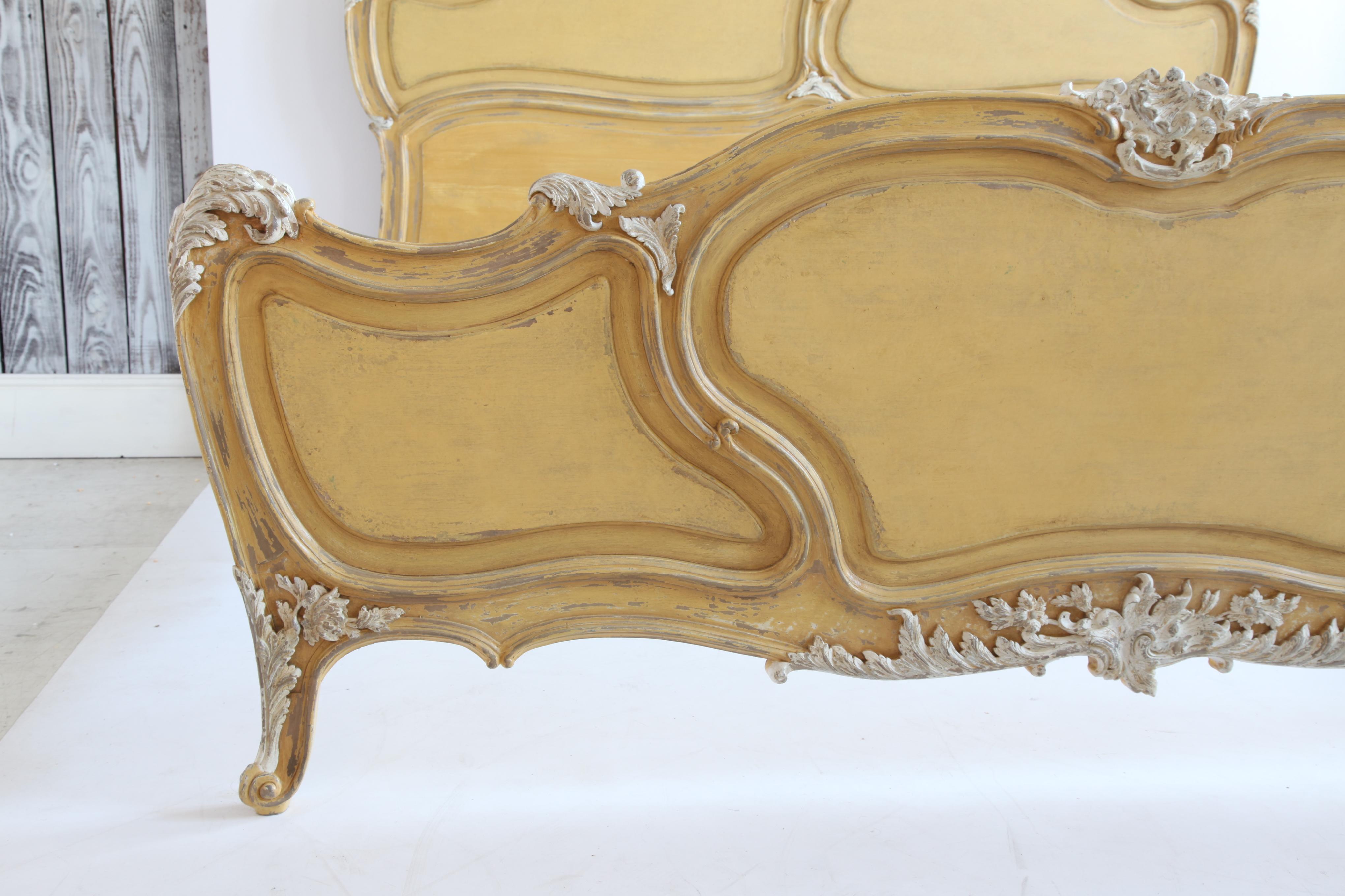 Bett im Stil von Rocaille Louis XV, hergestellt von La Maison London, handgeschnitzt aus Massivholz und handbemalt in einem provenzalischen Ockergelb mit weißen Akzenten.
Nehmen Sie eine 200 x 210 cm große Matratze (78 Zoll x 82 Zoll). Wir liefern