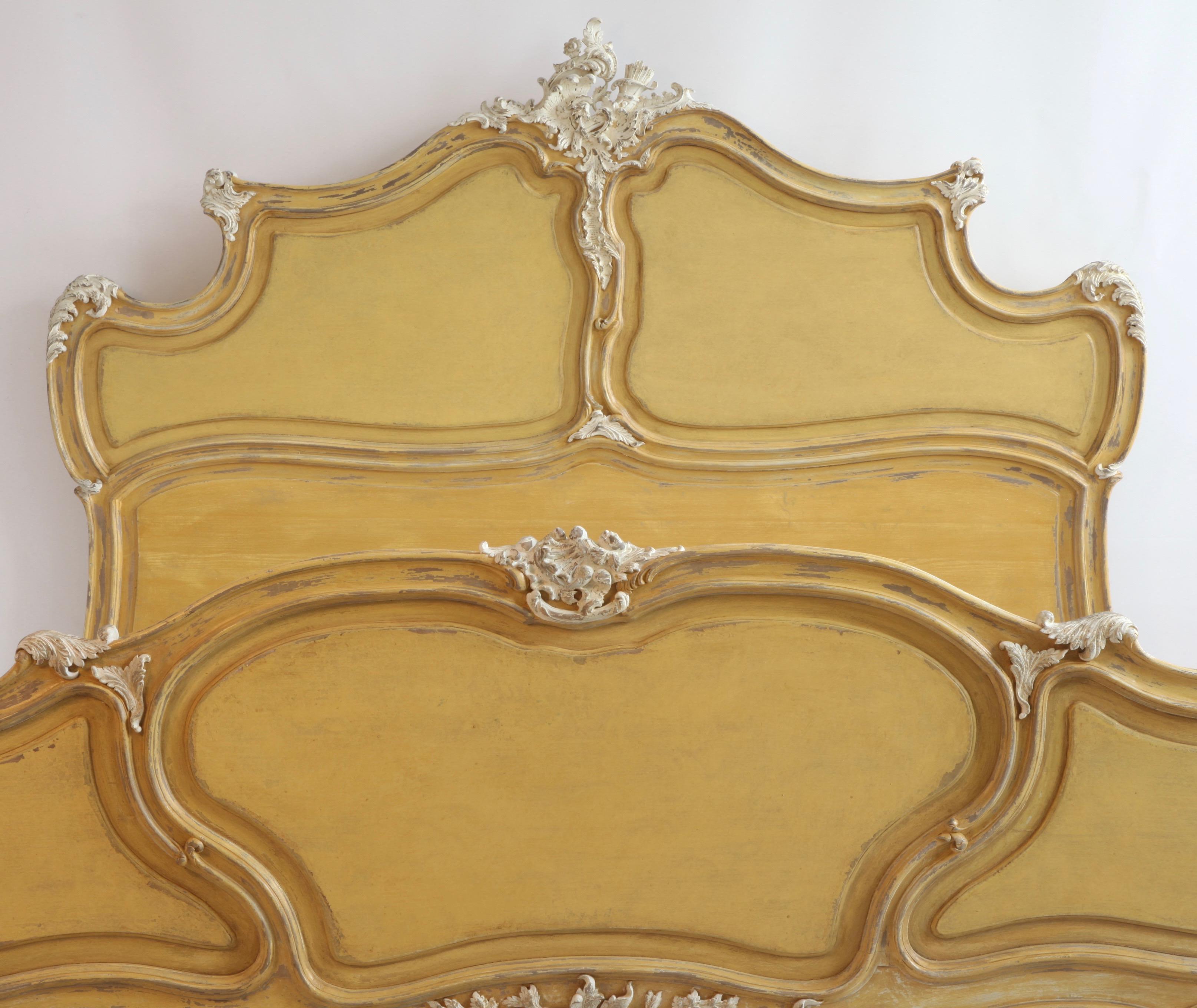 Gemaltes Bett im Stil Louis XV (Louis XV.) im Angebot