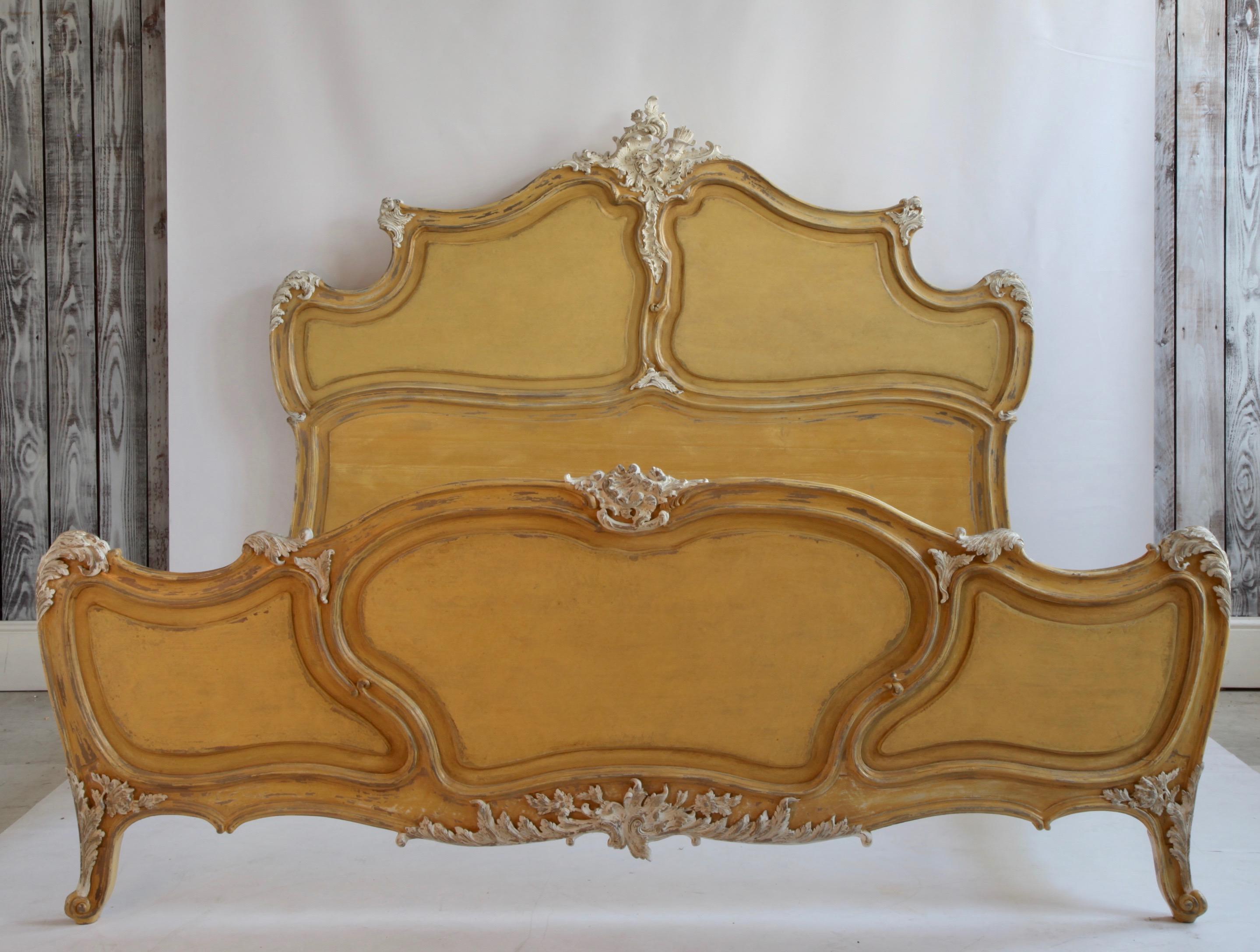 Gemaltes Bett im Stil Louis XV (Handgeschnitzt) im Angebot