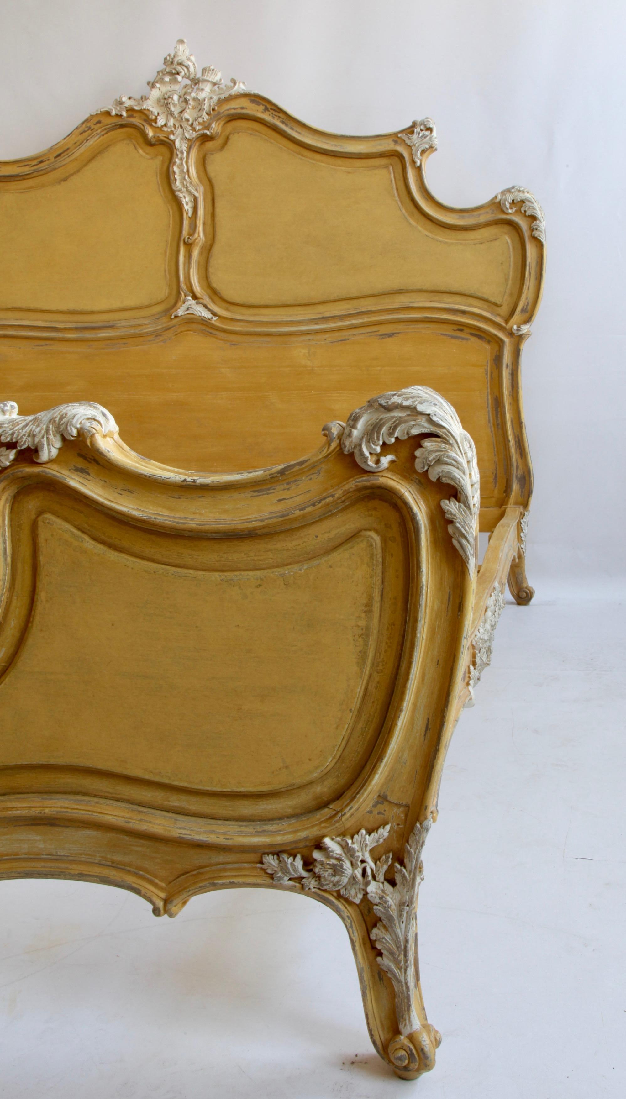 Gemaltes Bett im Stil Louis XV (Holz) im Angebot