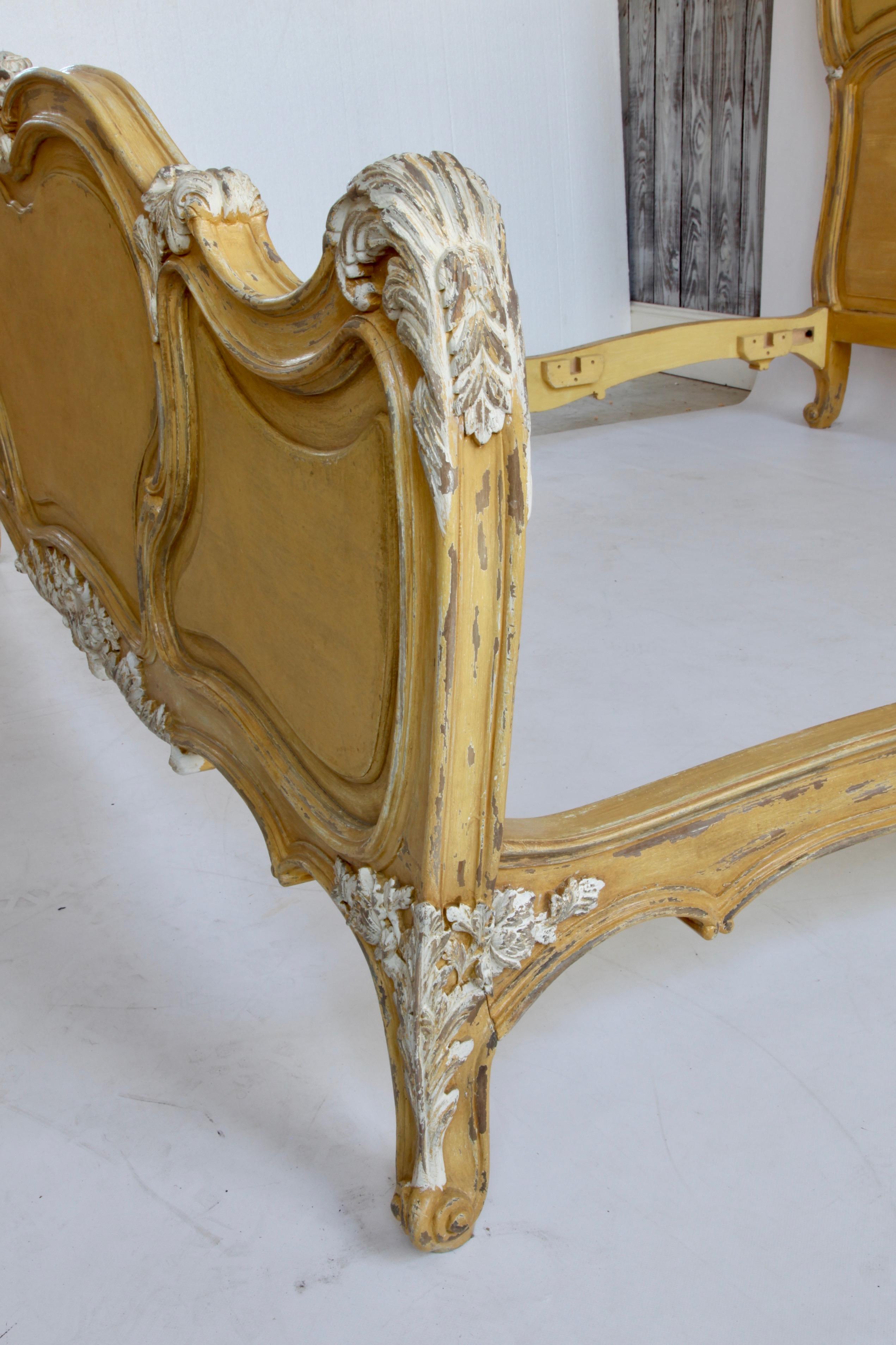 Gemaltes Bett im Stil Louis XV im Angebot 1