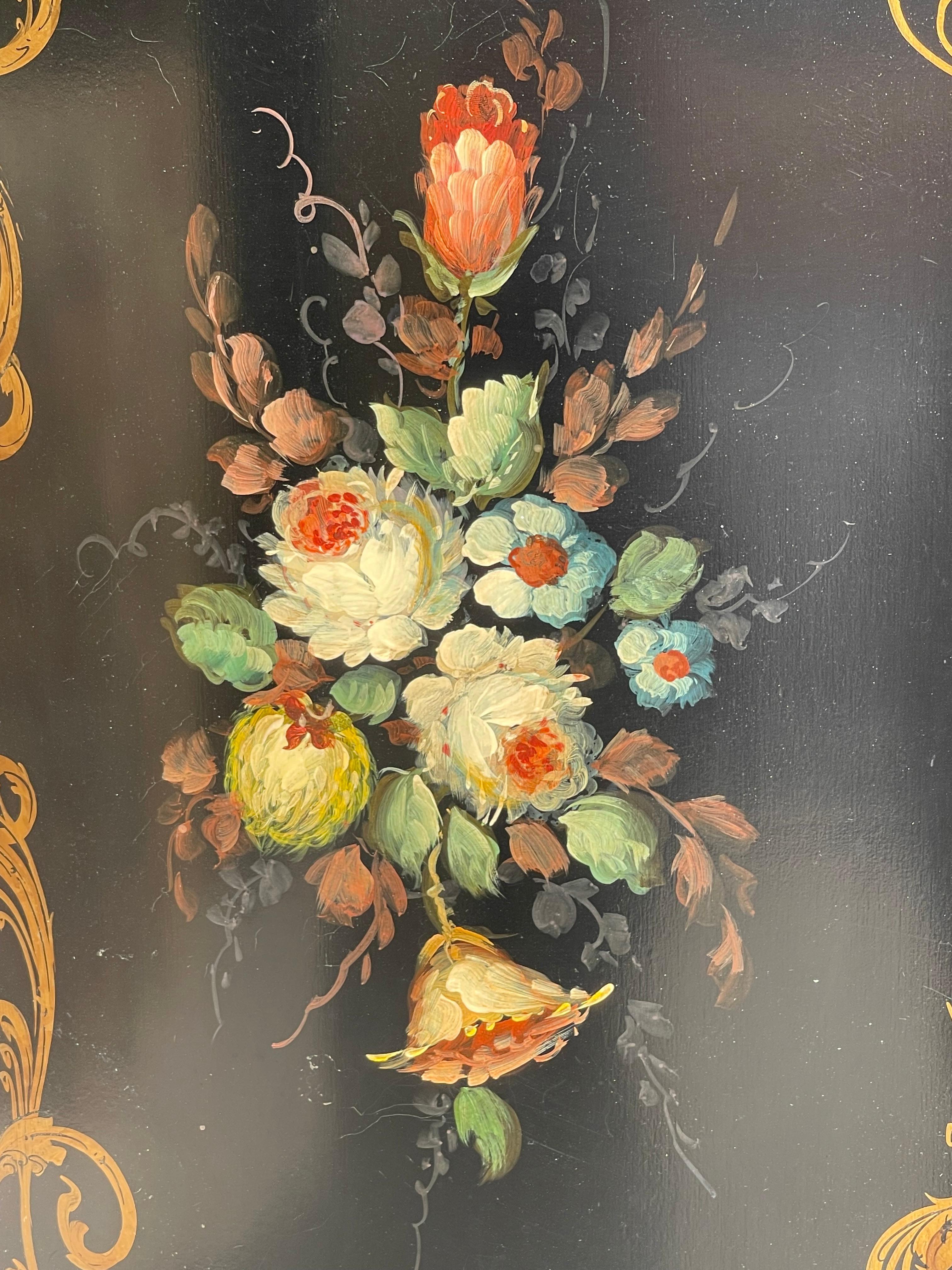 Louis XV Style Painted Chest Of Drawers en vente 4