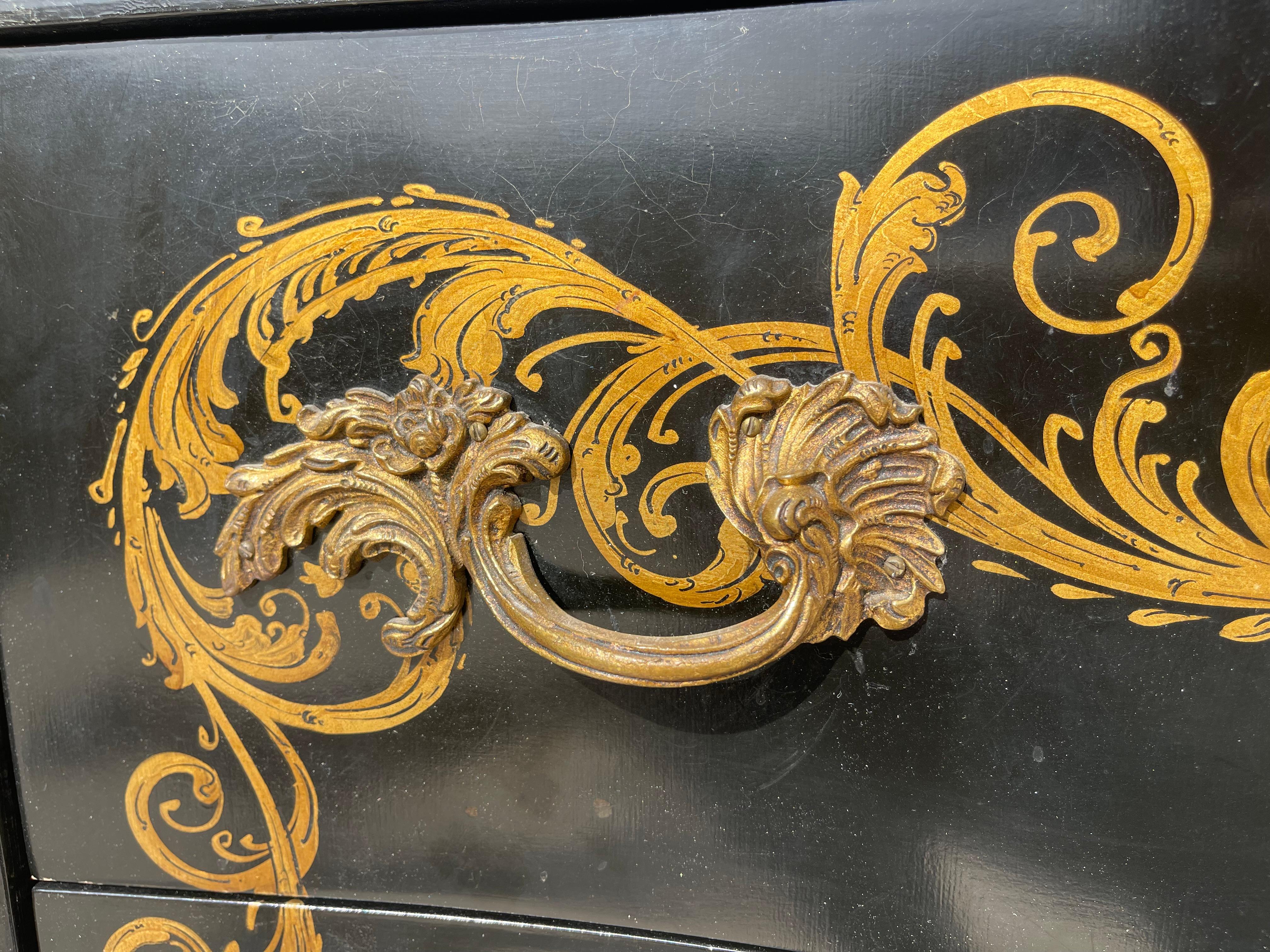 Louis XV Style Painted Chest Of Drawers en vente 5