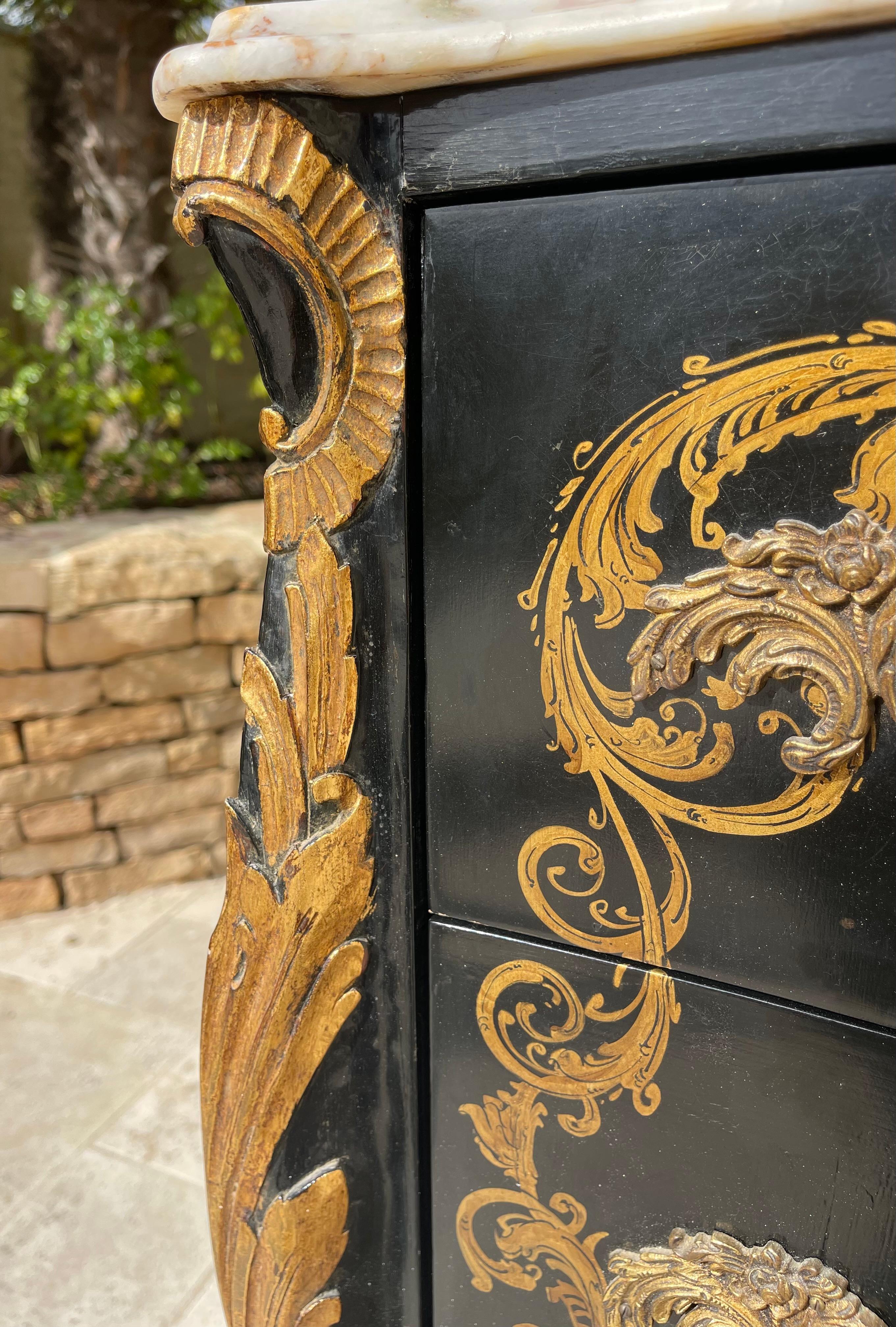 Louis XV Style Painted Chest Of Drawers en vente 6