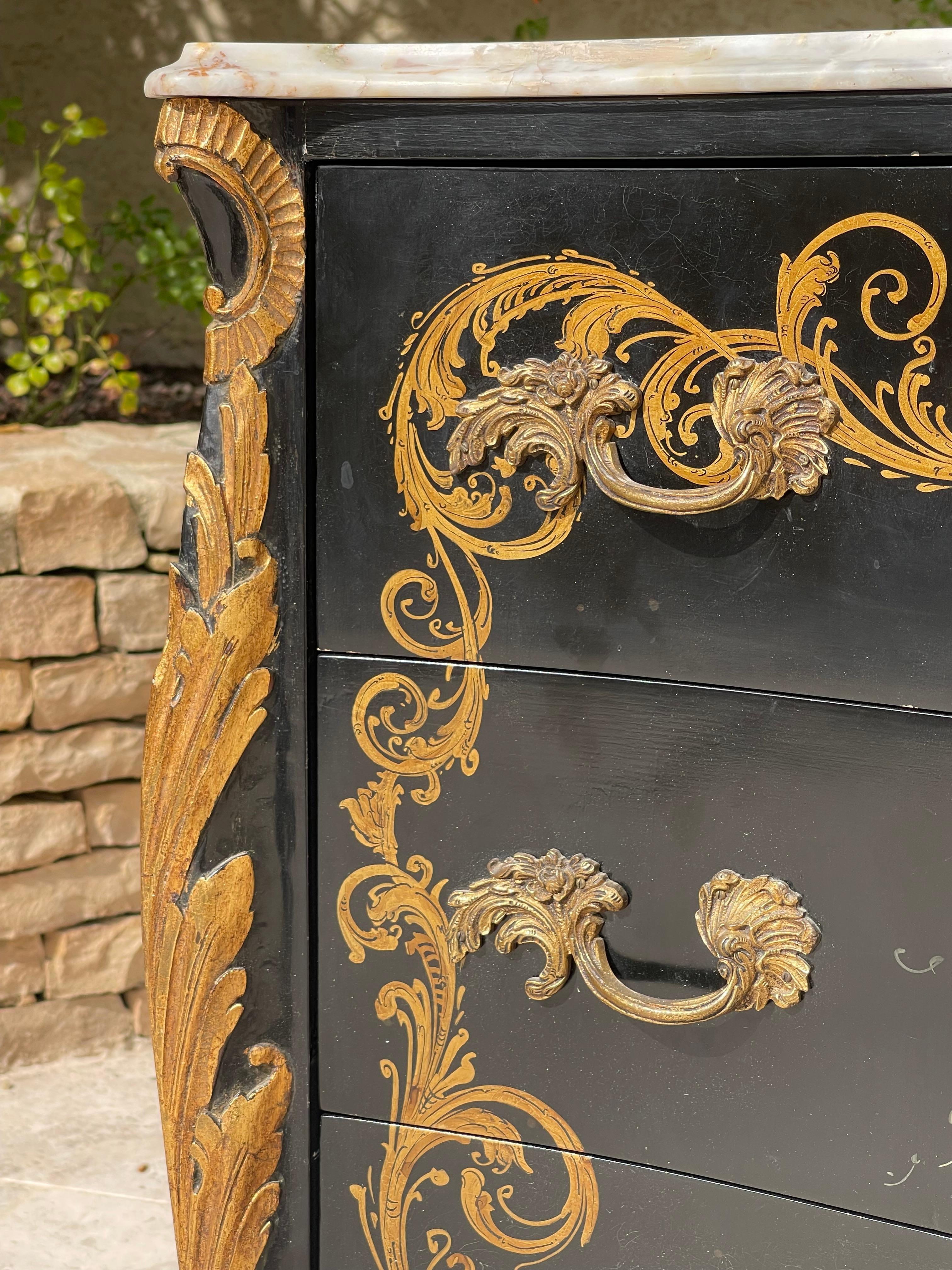Louis XV Style Painted Chest Of Drawers Bon état - En vente à Beaune, FR