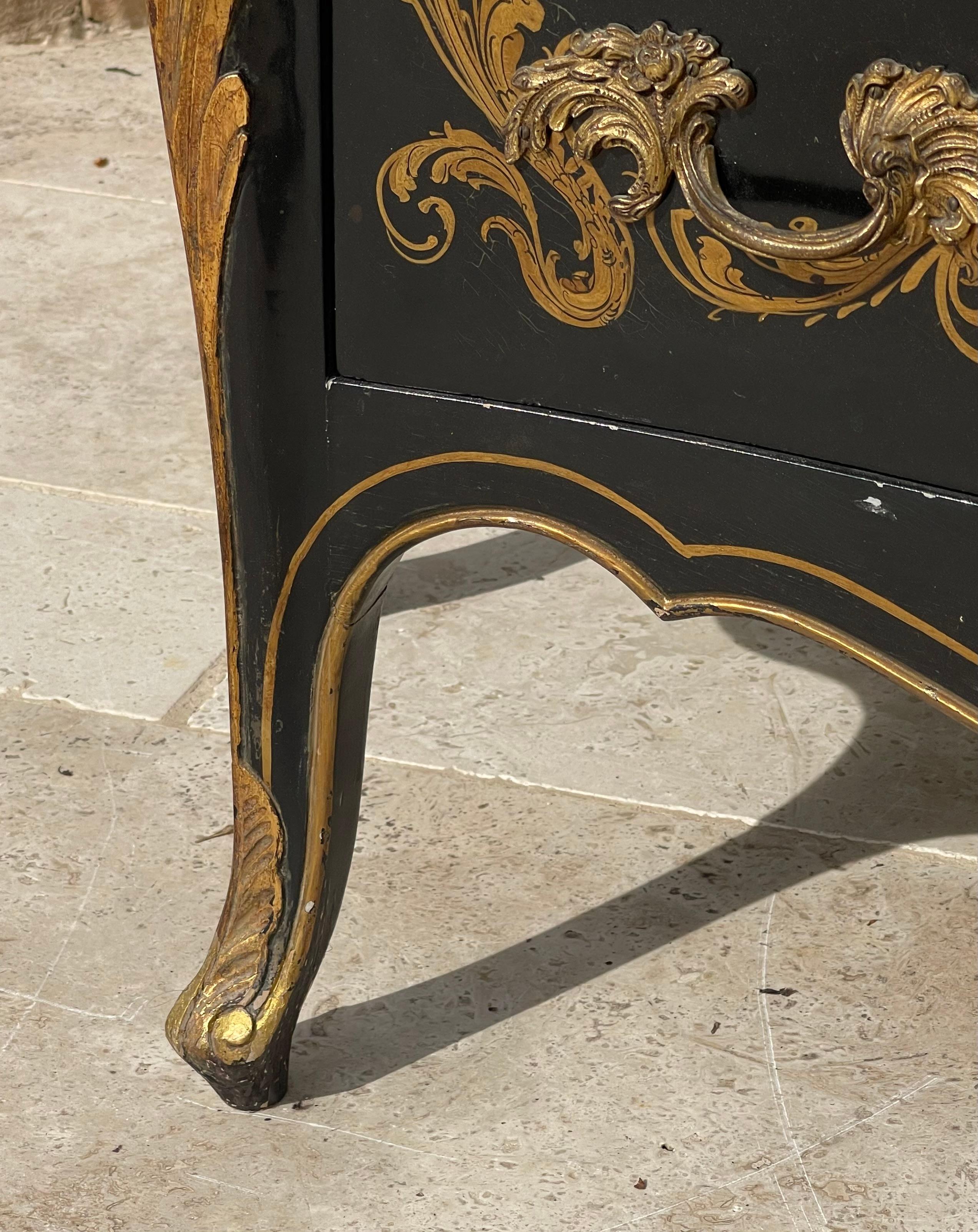 Bois Louis XV Style Painted Chest Of Drawers en vente