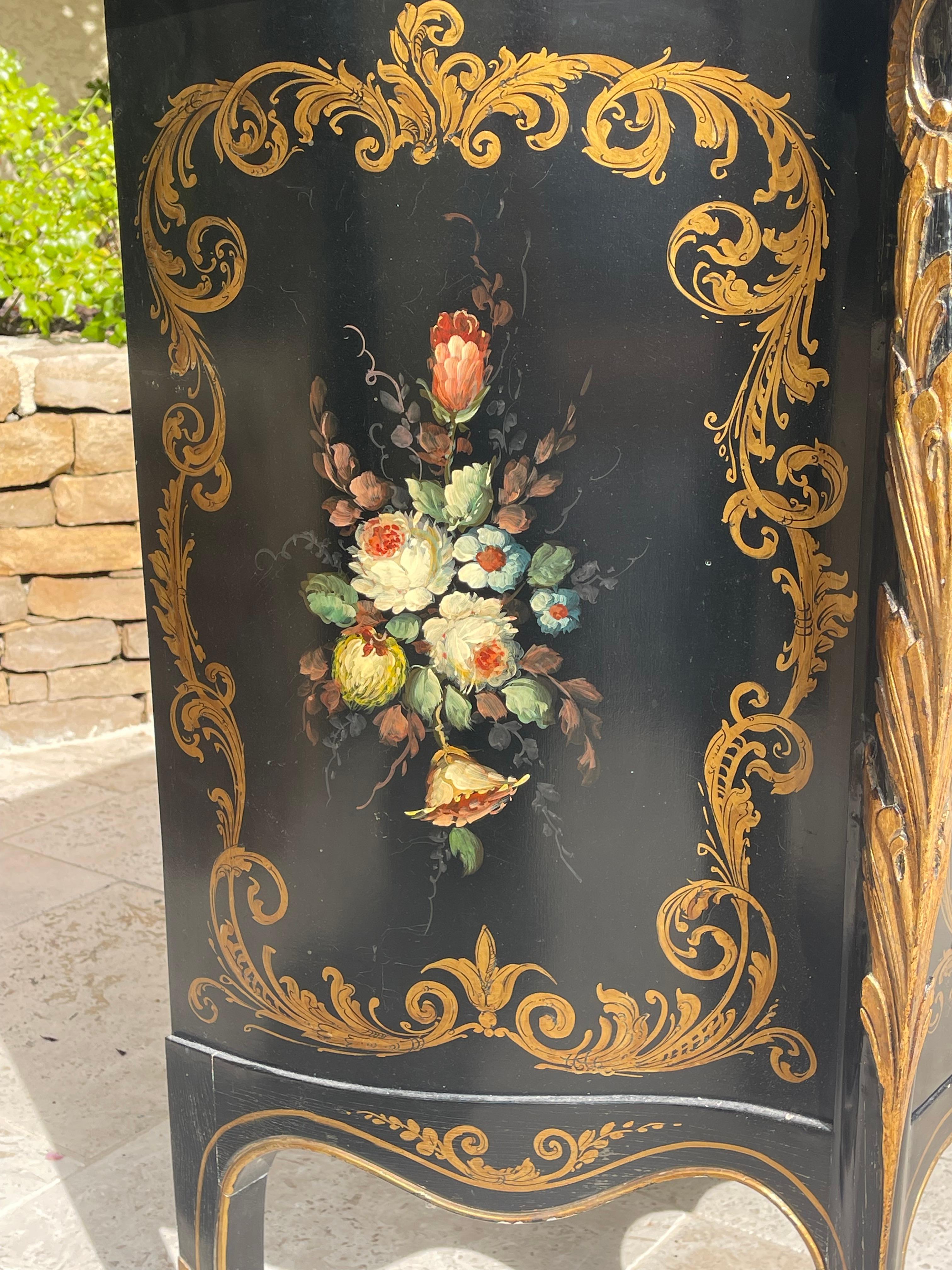 Louis XV Style Painted Chest Of Drawers en vente 3