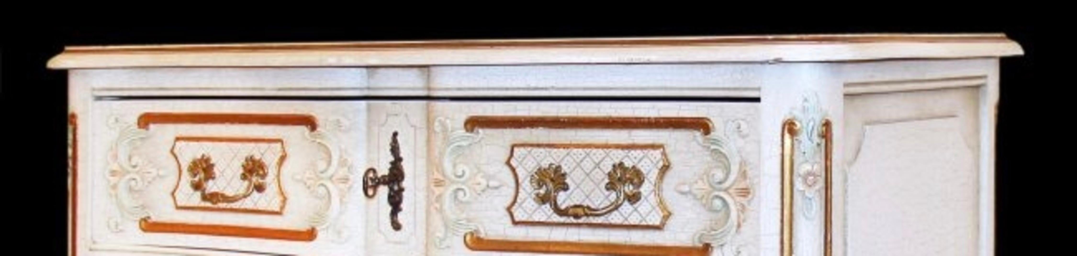 Louis XV Style Painted Commode In Good Condition For Sale In West Palm Beach, FL