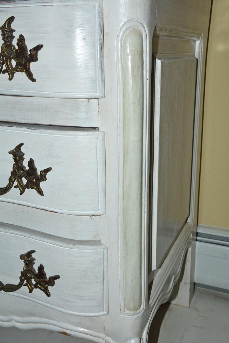 Louis XV-Style Painted Dresser In Good Condition In Sheffield, MA