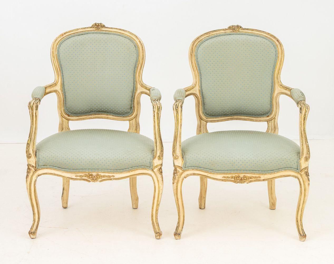 Paar bemalte Fauteuils im Louis-XV-Stil, spätes 19. Jahrhundert, geschnitzte und vergoldete Blumenwappen, hellblau gepolsterte Sitz-, Rücken- und Armlehnen auf vier Cabriole-Beinen mit vergoldeten Akzenten. 36