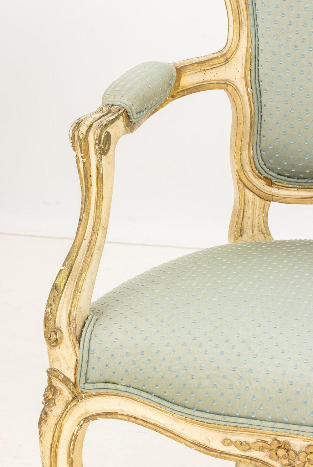 Gemalte Fauteuils im Stil Louis XV, Paar (Französisch) im Angebot