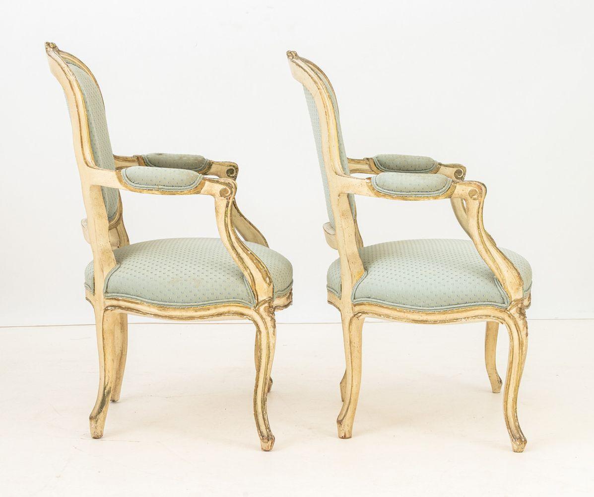Gemalte Fauteuils im Stil Louis XV, Paar (Geschnitzt) im Angebot