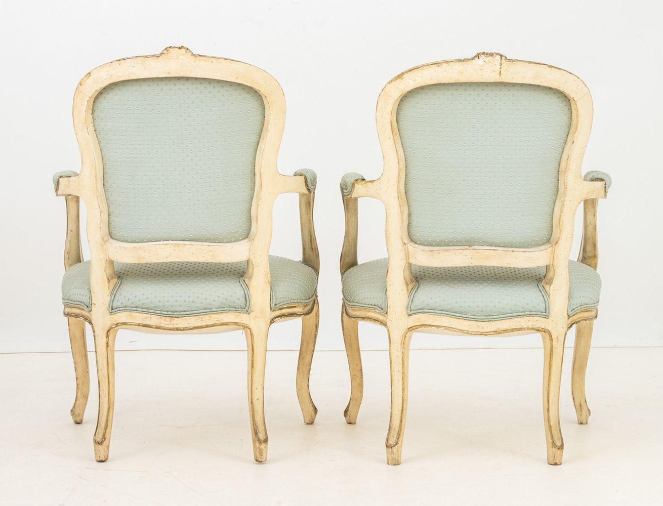Gemalte Fauteuils im Stil Louis XV, Paar im Zustand „Gut“ im Angebot in Astoria, NY