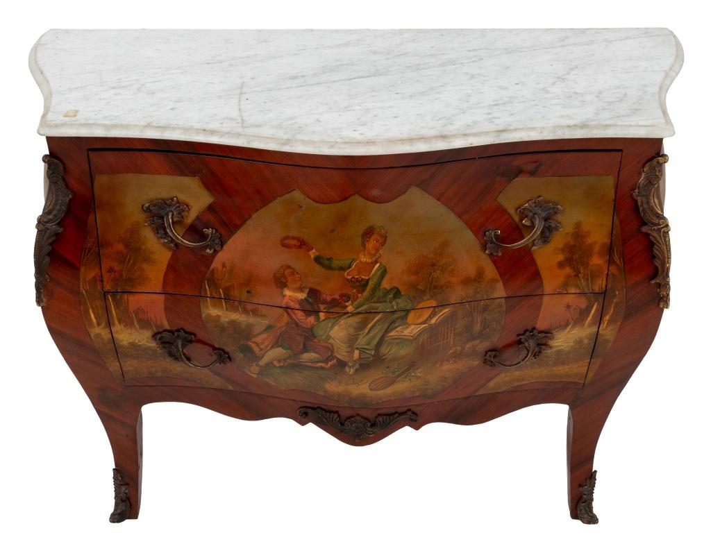 Commode a bombe in legno di Kingwood con piano in marmo e metallo dorato, stile Luigi XV, 20° secolo. Il piano in marmo modellato sopra due cassetti, dipinto con pannelli di paesaggi romantici, firmato in modo illeggibile. 34