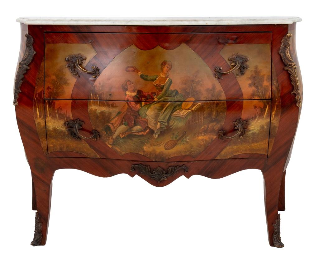 Commode in stile Luigi XV in legno di Re dipinto In condizioni buone in vendita a Astoria, NY