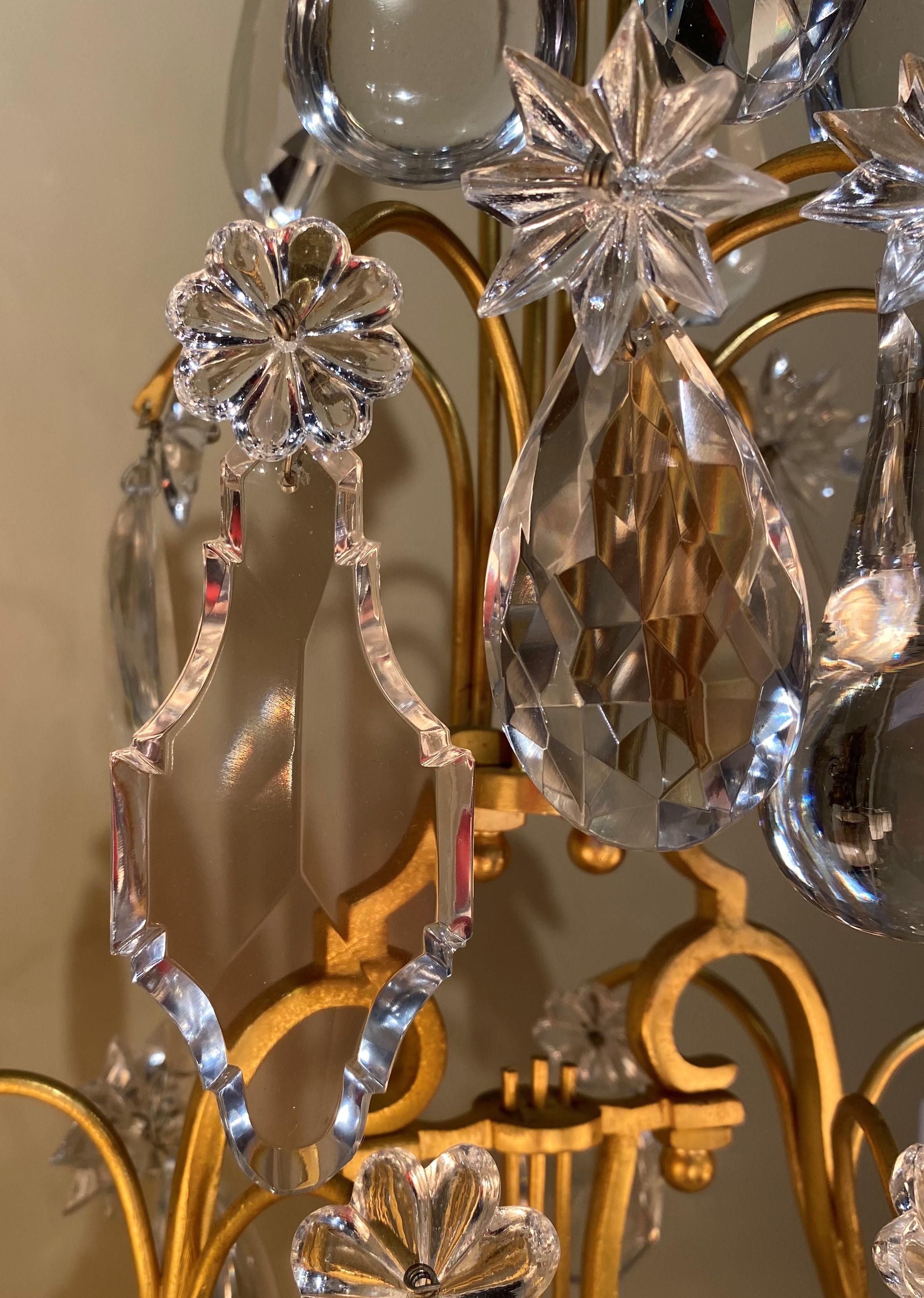 bemalte und vergoldete 3-Licht-Garnituren im Louis-XV-Stil mit geschliffenen Kristallprismen im Angebot 2