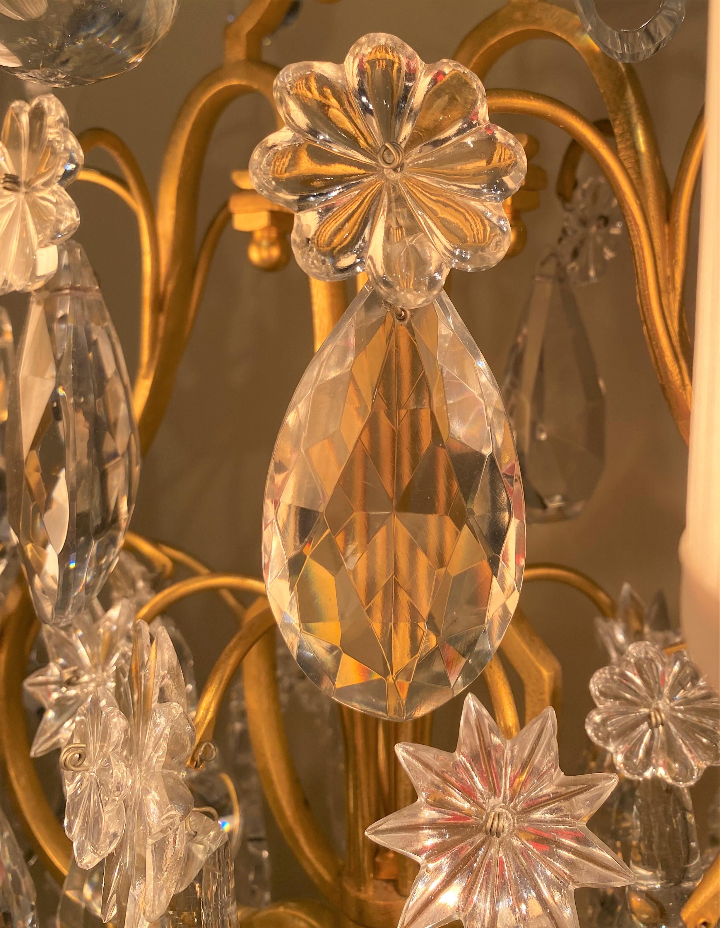 bemalte und vergoldete 3-Licht-Garnituren im Louis-XV-Stil mit geschliffenen Kristallprismen im Angebot 3