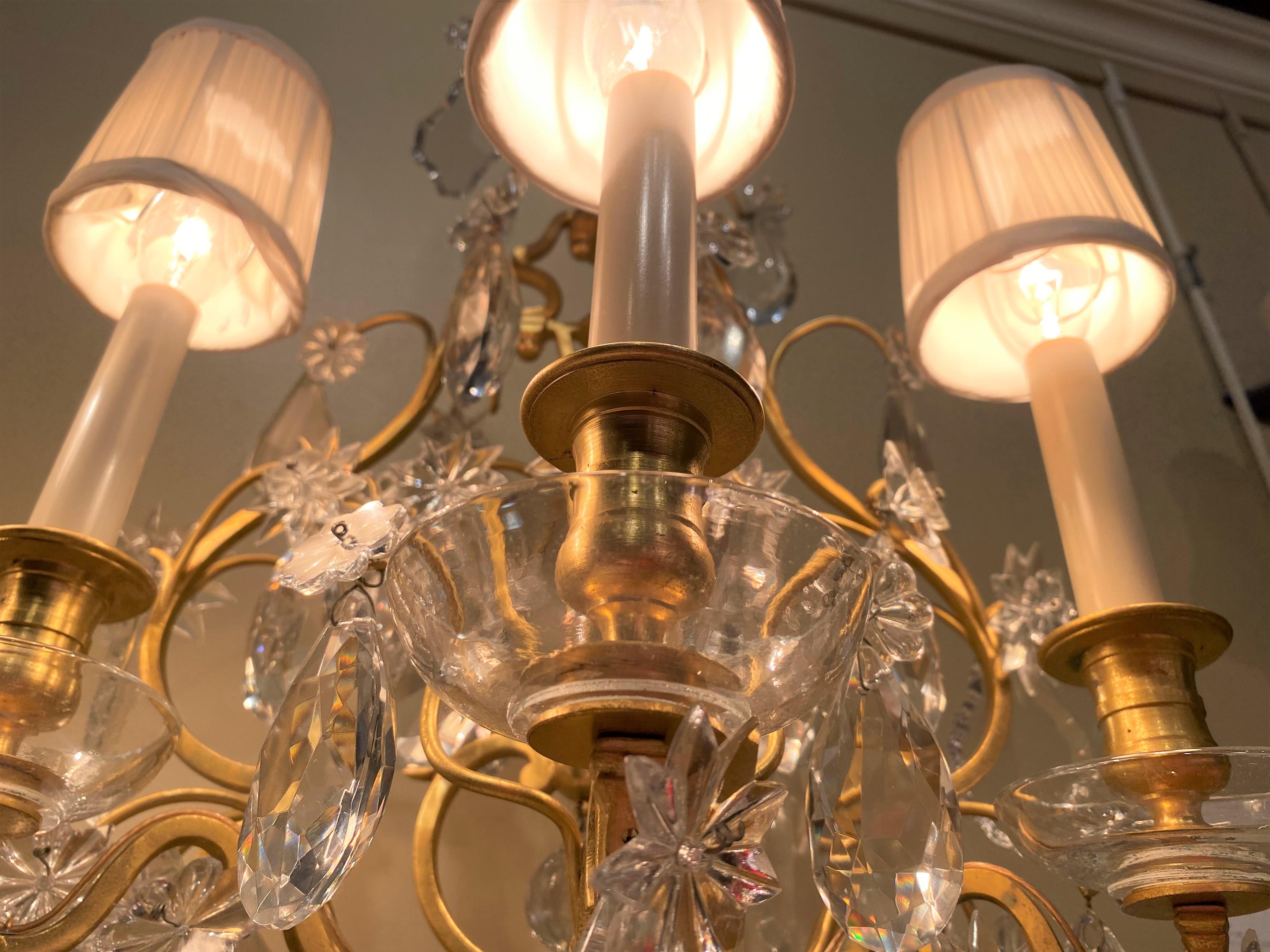 Garnitures à 3 feux de style Louis XV peintes et dorées à la feuille avec prismes en cristal taillé en vente 5