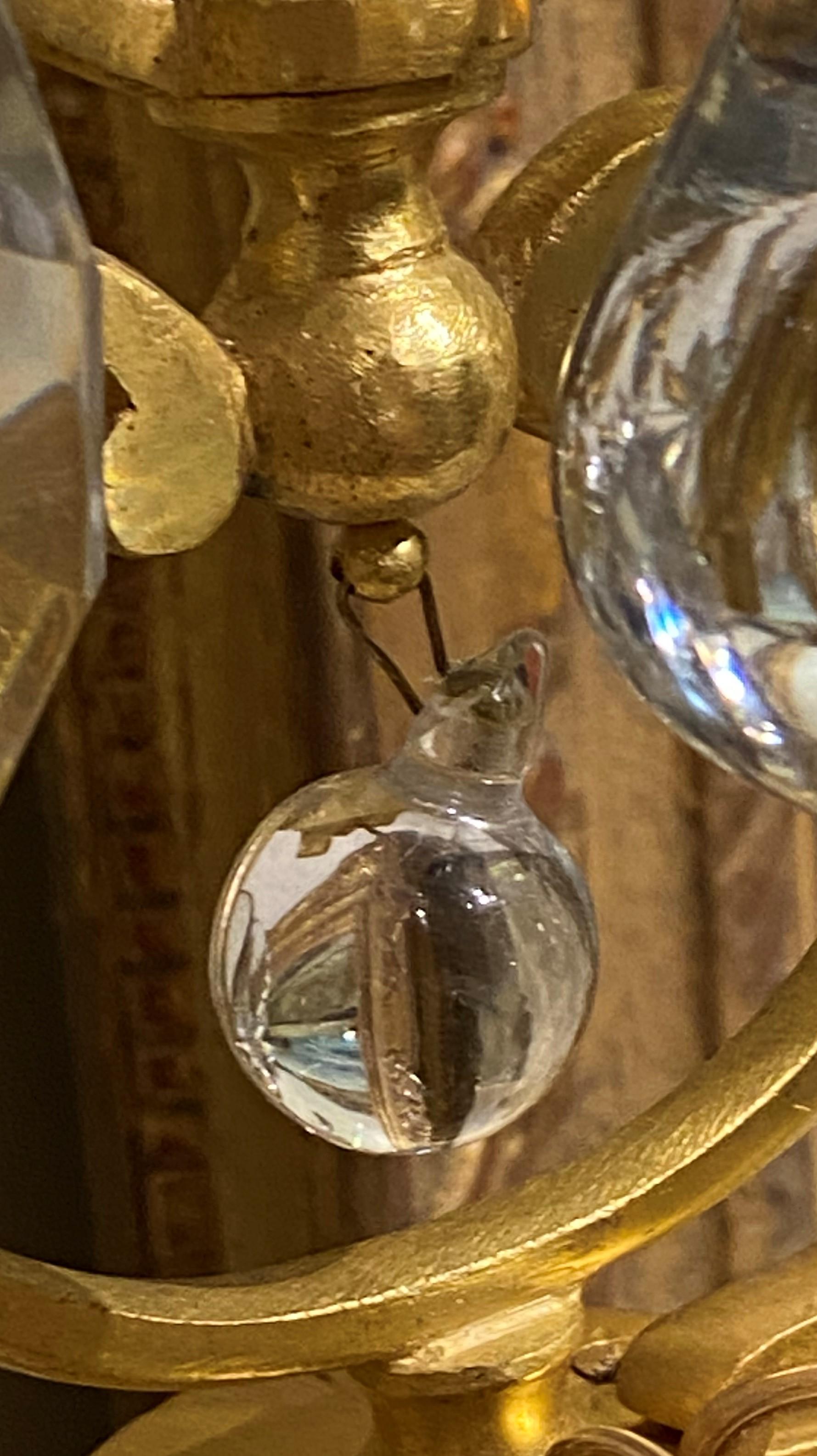 Garnitures à 3 feux de style Louis XV peintes et dorées à la feuille avec prismes en cristal taillé en vente 8